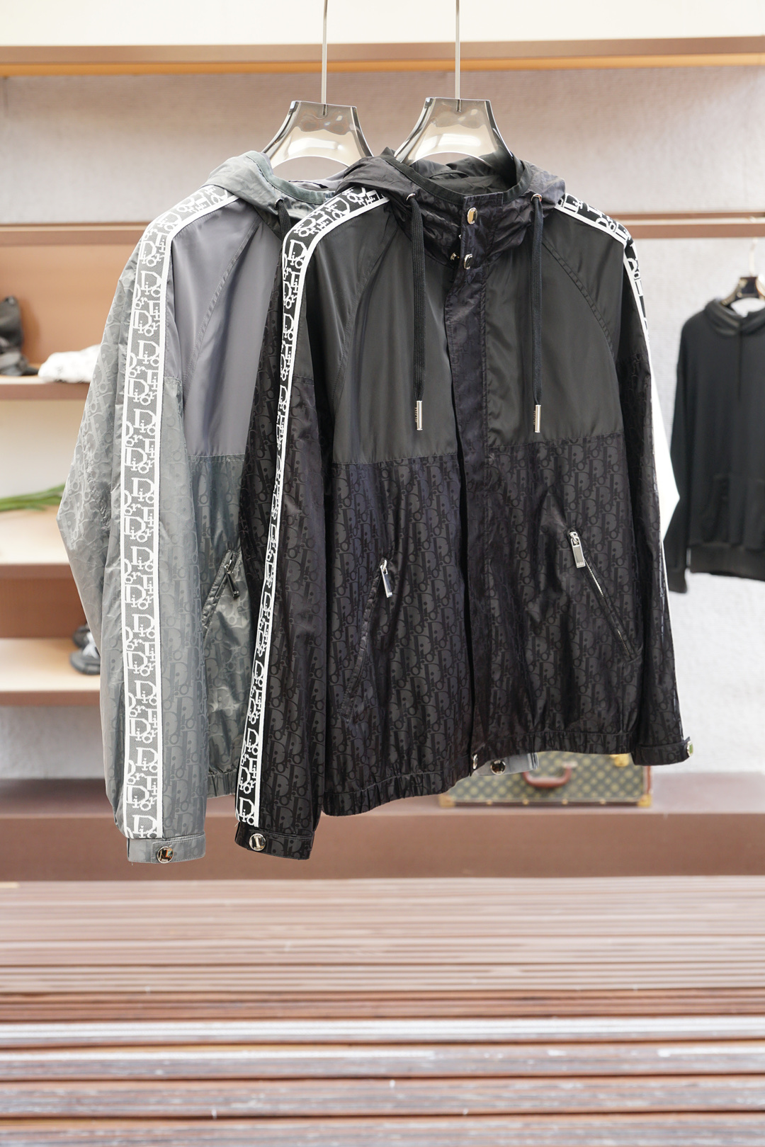 NO:523045,Dior - New autumn and winter series # Opens new ways to wear autumn and winter, new autumn and winter jacket 2025 latest series, classic polyester fiber material, jacquard fabric, and arm webbing splicing echo the brand's classic weaving craft elements. The obliquely cut and splicing back large body cloth, savoring the combination of Italian luxury cutting and top fashion design, and the upper body presents a loose and not bloated refreshing effect. Full satin lining, classic bright green contrasting colored edge rollers inside, mature craftsmanship shows the beauty of elegance and delicateness. Customized details of hollow triangle zipper, splicing elastic threaded hem, low-key and fashionable, within reach. Color black gray/size M-3XL,,dior,dior,jackets & coats,alexander wang19860909Dior迪奥-秋冬新款系列# 开启秋冬穿搭新玩法,秋冬新款外套 2025最新系列,经典的聚酯纤维材质,提花面料,手臂织带拼接呼应品牌经典的编织工艺元素.斜裁拼接后幅大身布,体味意式奢华裁剪与顶尖时尚设计的结合,上身呈现宽松不臃肿的清爽效果.全缎面里布,内里经典亮绿撞色包边滚条,成熟工艺尽显优雅与细腻之美.细节定制镂空三角拉链,拼接弹力螺纹下摆,低调时尚,触手可及. 颜色黑色灰色/ 尺码M-3XL,,dior,dior,jackets & coats,alexander wang,Men's clothing