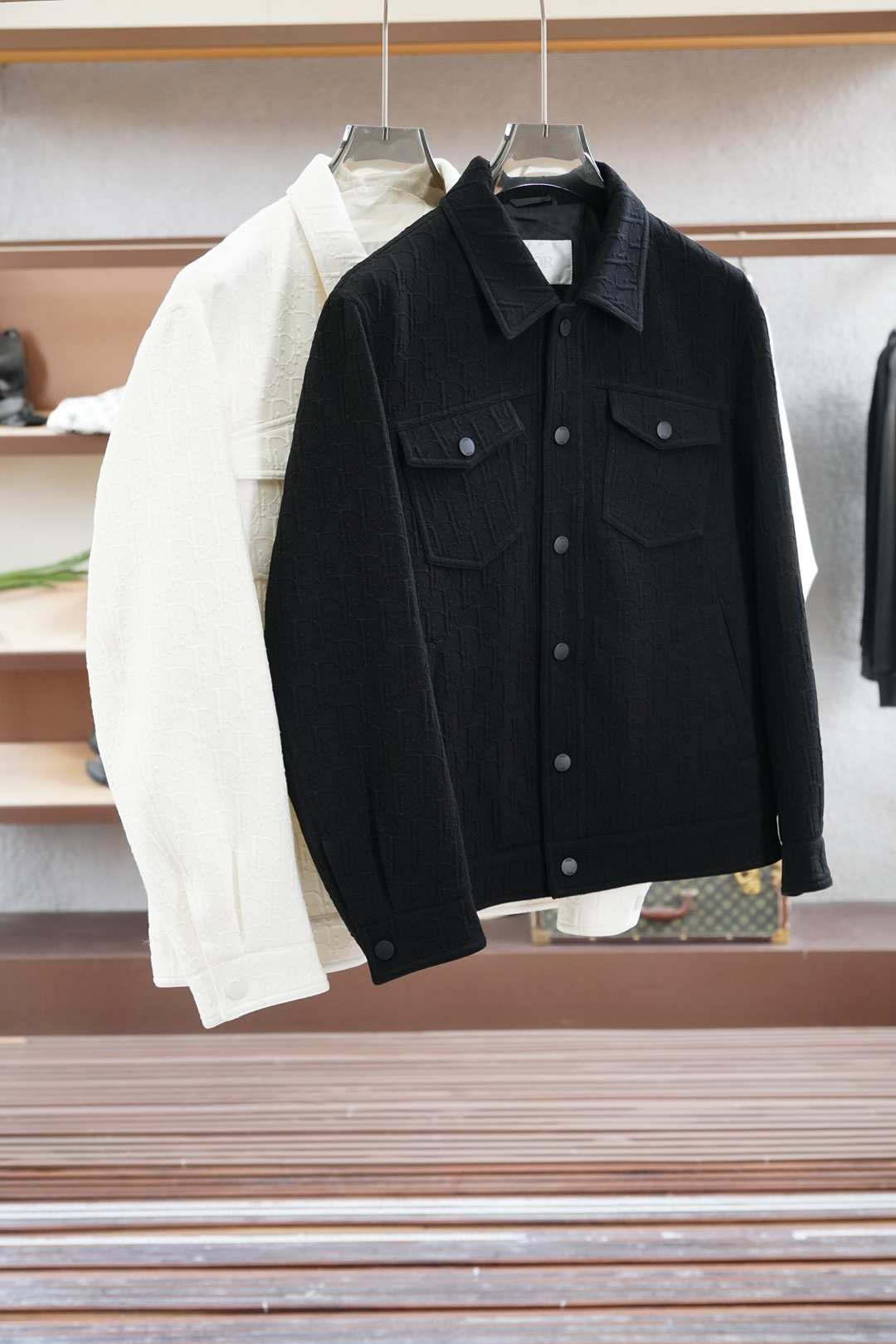 NO:523071,Dior/Classic Men's Business and Casual Lace Jacket. Jacquard design is full of fashion, with a typical Italian style fashion, and the trading company's channel products are very exquisite in fabric selection and craftsmanship, which is very consistent with the aesthetic tone of the donkey family, low-key and luxurious, elegant and noble. Every detail proves the brand's own sense of high-endness. The entire body interprets the Italian minimalist, capable and outdoor functional style, both solemn and harmonious, and the upper body is full of style!  A treasure-level functional equipment that combines fashion sense and design sense creates unique styling items, improved pilot styling design, classic stand collar design, retro age-reducing and very fashionable, with elastic designs on the cuffs and hem, Italian customers supply imported cotton and polyester fiber composite fabric, the texture is as delicate as baby's skin. It is crisp and superior, quite elegant and fashionable!  The color matching is light and versatile, the style is cut and neat, and the upper body instantly highlights the spirit. It is full of styles and can easily control various body shapes. It is a jacket that combines business commuting and outdoor leisure. It is an equipment with extremely high attendance rate in practical wear!  Color black, white, code number M-3XL, dior, dior, louis vuitton,louis vuitton,jackets & coats,jackets & coats,alexander wang19860909Dior迪奥/经典男士商务休闲小站领夹克外套.提花设计满满时尚感,颇具意大利典型风格的时装,贸易公司渠道臻品 在面料选取和工艺方面都相当考究,极符合驴家族美学基调,低调且奢华,优雅且高贵,每一个细节都在力证品牌自身的高级感,通体将意式的极简、干练和户外功能性风格极致诠释,亦庄亦谐,上身型款十足！集时装感与设计感的一款宝藏级功能型装备,塑造出别具一格的造型单品,改良式的飞行员造型设计,经典的站领设计,复古减龄又非常时髦,袖口与下摆运用松紧设计,意大利客供进口棉加聚酯纤维复合面料,质感如婴儿皮肤一样细腻.挺括性优越,颇为优雅且时髦！配色轻熟百搭,版型剪裁干练利落,上身瞬间凸显出精神感,型款十足,轻松驾驭各种身型,商务通勤与户外休闲完美兼备的一款外套,属于实穿性出勤率极高的一款装备！ 颜色黑色,白色, 码数M-3XL,,dior,dior,louis vuitton,louis vuitton,jackets & coats,jackets & coats,alexander wang,Men's clothing