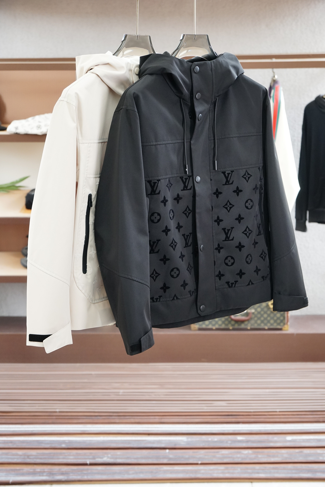 NO:523053,LV-Louis Vuitton 2025SS Early Spring New Product Dark Pattern Jacquard Hood Jacket. Customer-supplied hardware and decorative accessories. The fabric uses double-layer cotton composite fabric, which refers to a fabric composed of two layers of cotton fabrics through special processes. This fabric combines the comfort and breathability of cotton, and the density texture of the fabric can only be restored after being compounded. The jacquard process is weaving technology to form patterns through the interweaving of warp and weft lines during the weaving process. Full-print jacquard means that the entire fabric is covered with fine patterns and Monogram printing logo. This process makes the fabric more visually rich and three-dimensional, and also increases the uniqueness and recognition of the product. ………………………………………………………………………………………………………………………………………………………………………………………………………………………………………………………………………………………………………………………………………………………………………………………………………………………………………………………………………………………………………………………………………………………………………………………………………………………………………………………………………………………………………………………………………………………………………………………………………………………………………………………………………………………………  vuitton, jackets & coats,hats,alexander wang19860909LV-LouisVuitton 路易威登 2025SS早春新品 暗纹提花连帽夹克.客供五金装饰辅料,面料采用了双层棉质复合面料指的是由两层棉质面料通过特殊工艺复合而成的一种面料.这种面料结合了棉质的舒适性和透气性,复合后才能还原面料的密度质感.提花工艺在织造过程中通过经纬线的交织形成图案的织造技术.满印提花则意味着整个面料上都布满了精细的图案,Monogram印花标志,这种工艺使得面料在视觉上更加丰富和立体,同时也增加了产品的独特性和辨识度. …………………………………………………… SizeM-XXL,,louis vuitton,louis vuitton,louis vuitton,jackets & coats,hats,alexander wang,Men's clothing