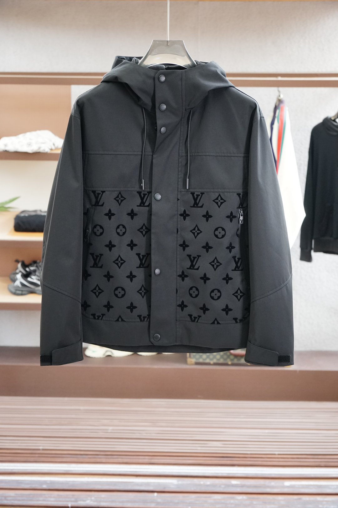 LV-LouisVuitton 路易威登 2025SS早春新品 暗纹提花连帽夹克。客供五金装饰辅料，面料