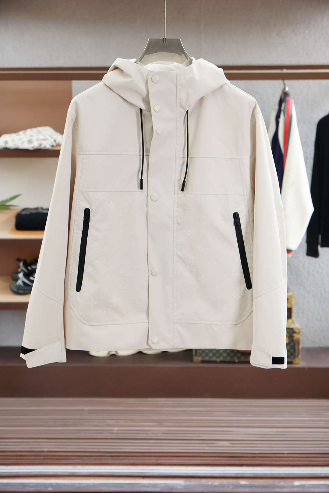 LV-LouisVuitton 路易威登 2025SS早春新品 暗纹提花连帽夹克。客供五金装饰辅料，面料