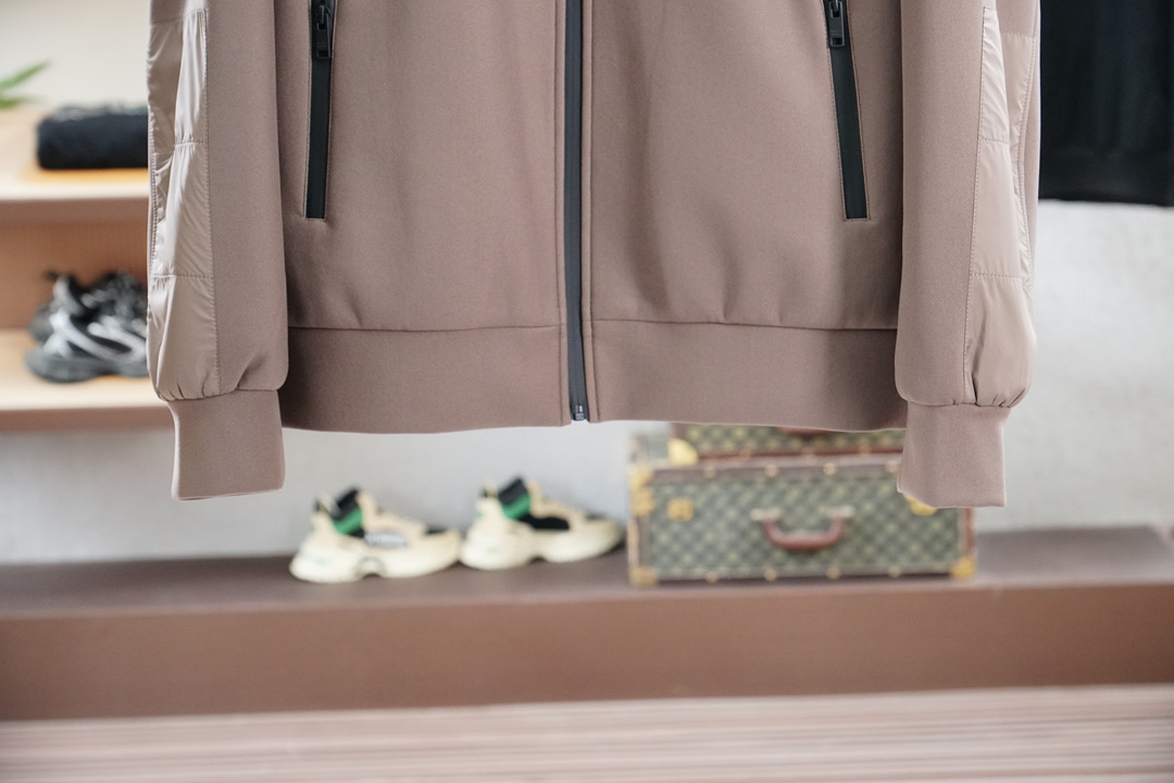 秋冬新款系列🍂#最新秋冬系列双色拼接外套外套精选优质面料，经纬线分明的材质结合科技镀层，带来防风疏水同时