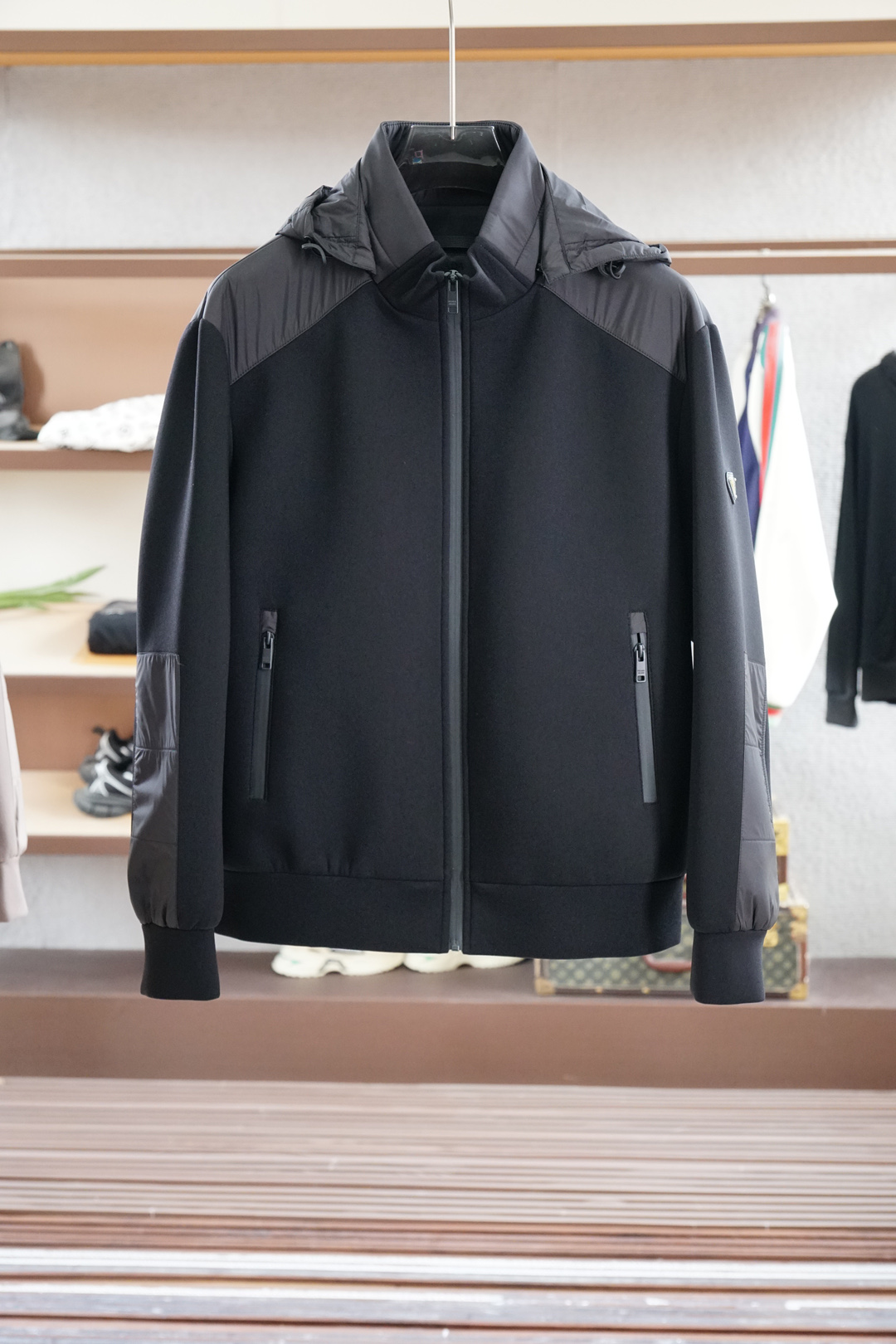 NO:523056,Autumn and Winter New Series # Latest Autumn and Winter Series Two-color splicing jacket Selected high-quality fabrics, with clear weft and weft materials combined with technological plating, bringing windproof, hydrophobic and soft wear. Design-like storage and wearable hats, combined with multiple glue zippers and waterproof storage inner bags, easily solve the trouble of light travel when going out. Fashionable micro-expanded style, multiple computer printed text patterns. The rear cut is spliced, and the upper body is not bloated. It is dedicated to the new 25 autumn and winter fashion works. Color black brown Size M-3XL,,jackets & coats,hats,alexander wang19860909秋冬新款系列# 最新秋冬系列 双色拼接外套外套 精选优质面料,经纬线分明的材质结合科技镀层,带来防风疏水同时柔软穿着的特性.设计感的可收纳戴帽,配合多处压胶拉链及防水收纳内袋,轻松解决出门轻行的烦恼.时尚微扩版型,多重电脑印花文字图案.立裁后片拼接,上身不臃肿,敬献25秋冬时尚新作. 颜色黑色棕色 尺码M-3XL,,jackets & coats,hats,alexander wang,Men's clothing