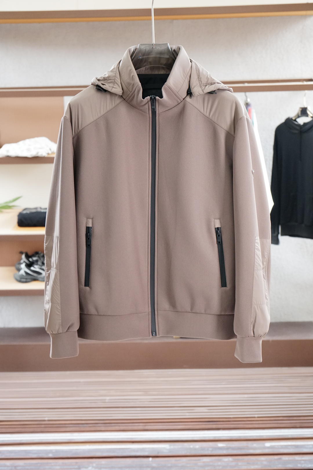 秋冬新款系列🍂#最新秋冬系列双色拼接外套外套精选优质面料，经纬线分明的材质结合科技镀层，带来防风疏水同时