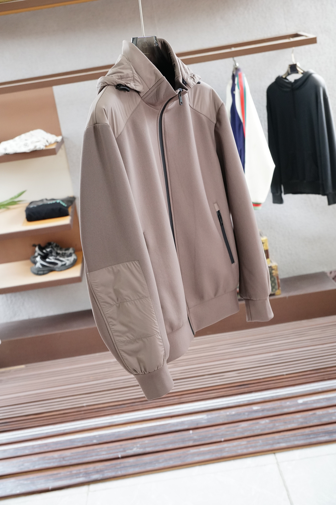 秋冬新款系列🍂#最新秋冬系列双色拼接外套外套精选优质面料，经纬线分明的材质结合科技镀层，带来防风疏水同时