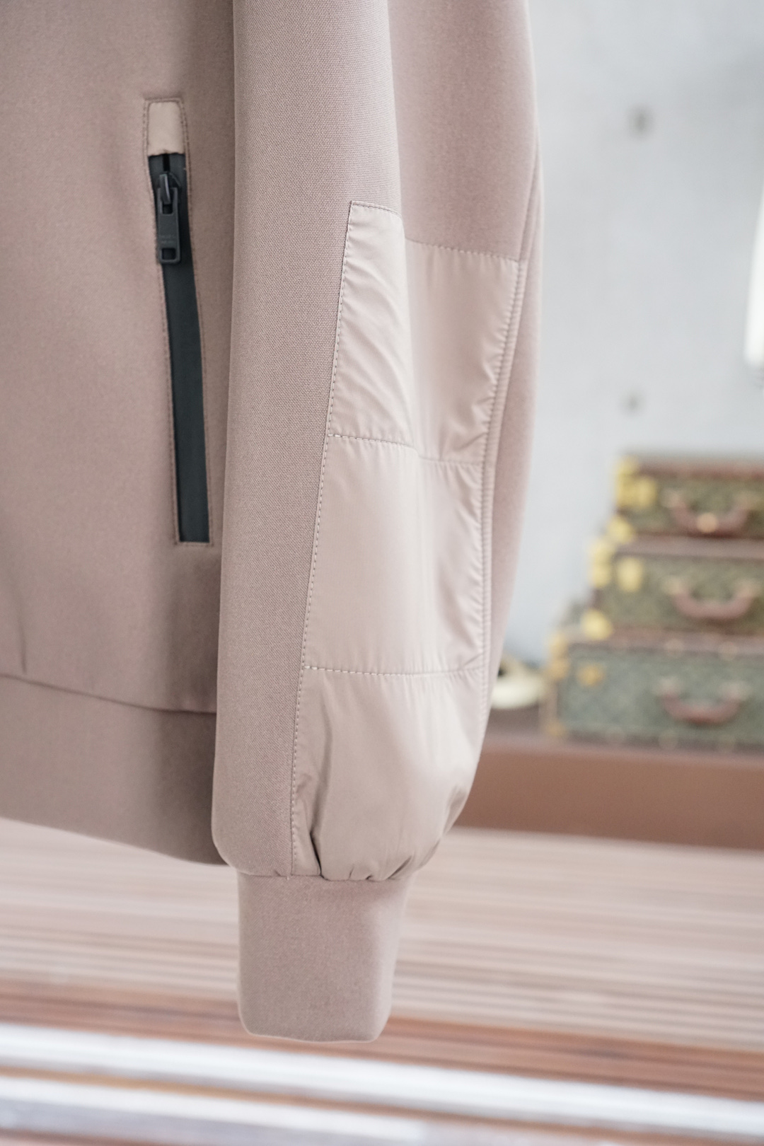 秋冬新款系列🍂#最新秋冬系列双色拼接外套外套精选优质面料，经纬线分明的材质结合科技镀层，带来防风疏水同时