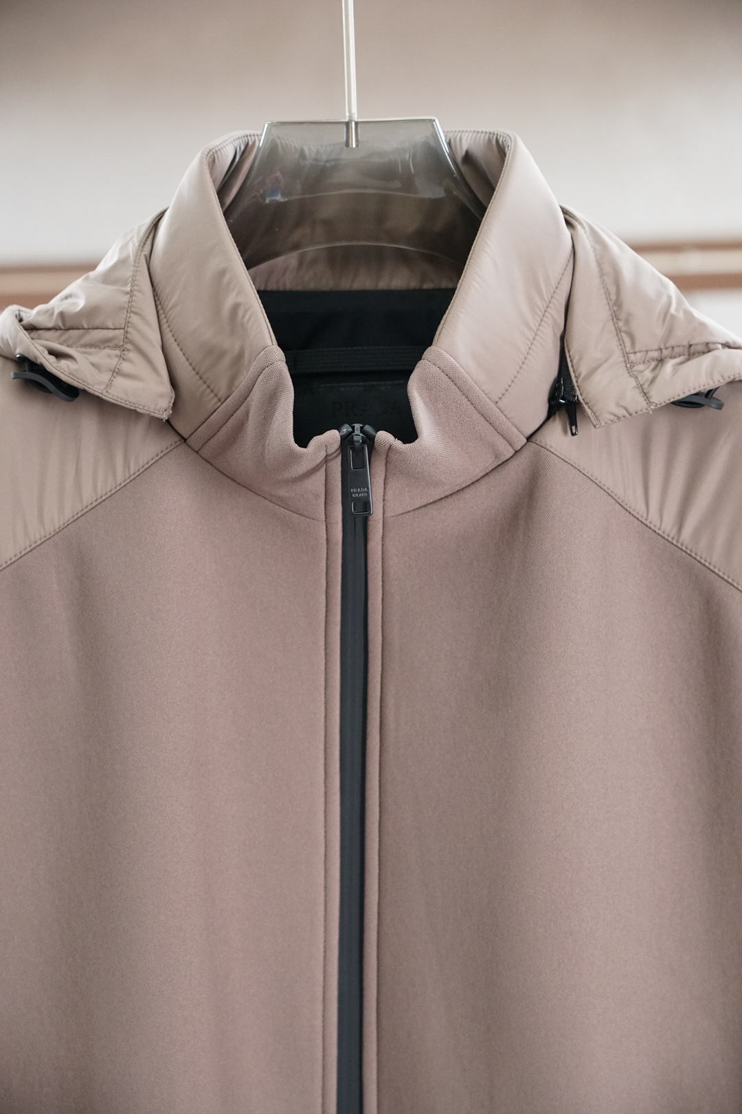 秋冬新款系列🍂#最新秋冬系列双色拼接外套外套精选优质面料，经纬线分明的材质结合科技镀层，带来防风疏水同时