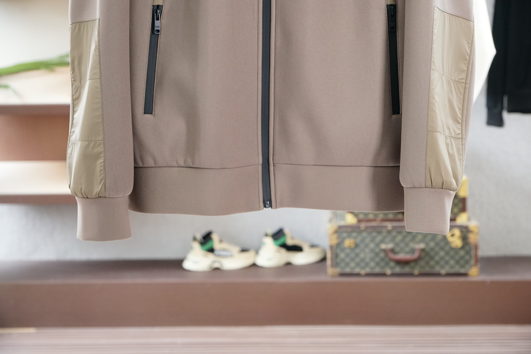 秋冬新款系列🍂#最新秋冬系列双色拼接外套外套精选优质面料，经纬线分明的材质结合科技镀层，带来防风疏水同时