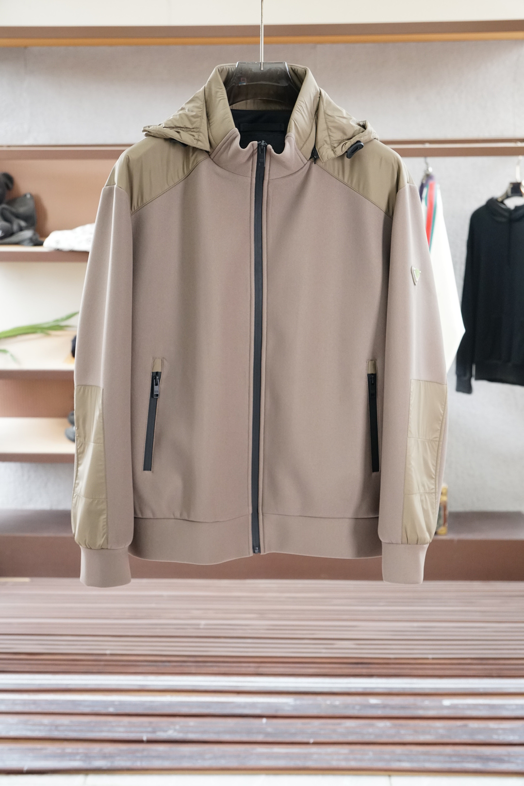 秋冬新款系列🍂#最新秋冬系列双色拼接外套外套精选优质面料，经纬线分明的材质结合科技镀层，带来防风疏水同时