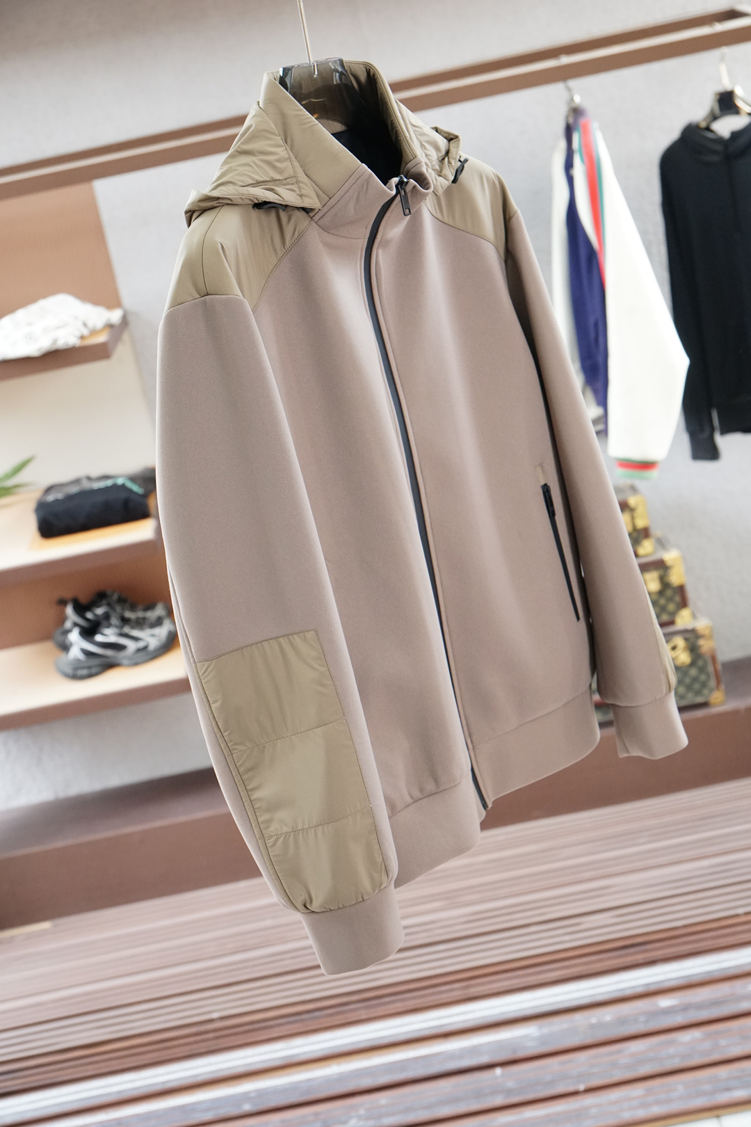 秋冬新款系列🍂#最新秋冬系列双色拼接外套外套精选优质面料，经纬线分明的材质结合科技镀层，带来防风疏水同时