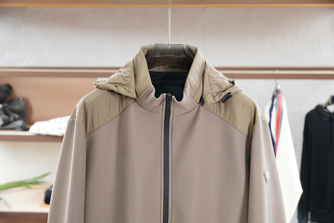 秋冬新款系列🍂#最新秋冬系列双色拼接外套外套精选优质面料，经纬线分明的材质结合科技镀层，带来防风疏水同时