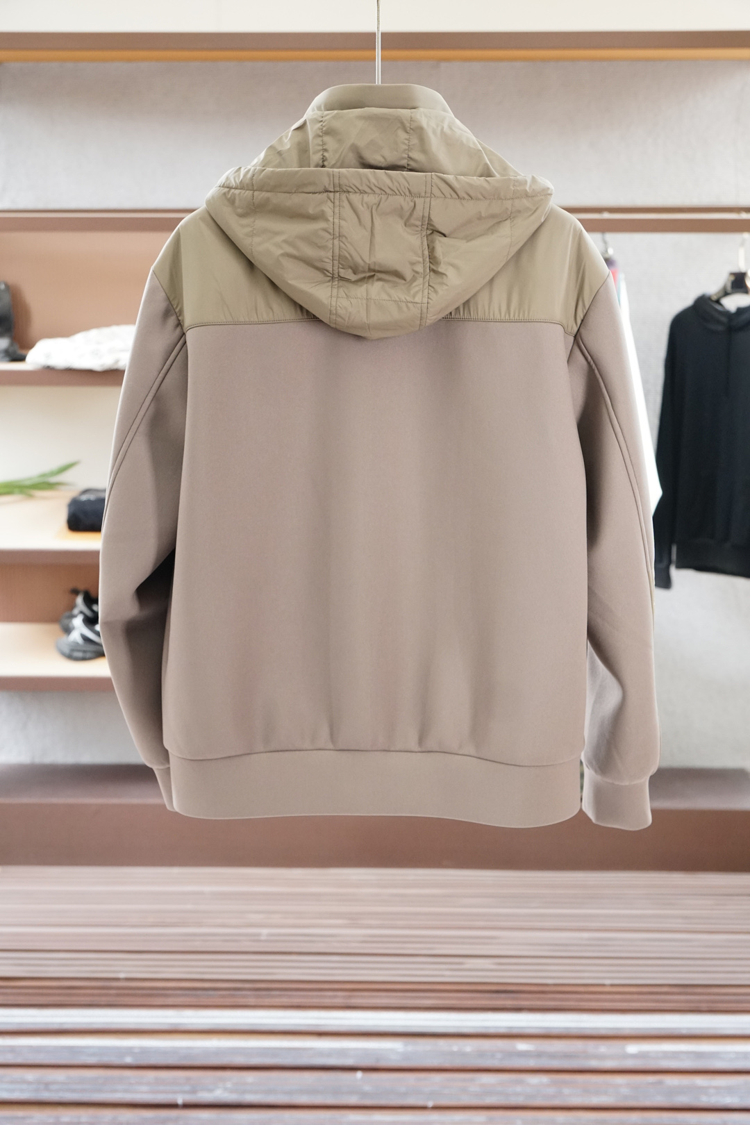 秋冬新款系列🍂#最新秋冬系列双色拼接外套外套精选优质面料，经纬线分明的材质结合科技镀层，带来防风疏水同时