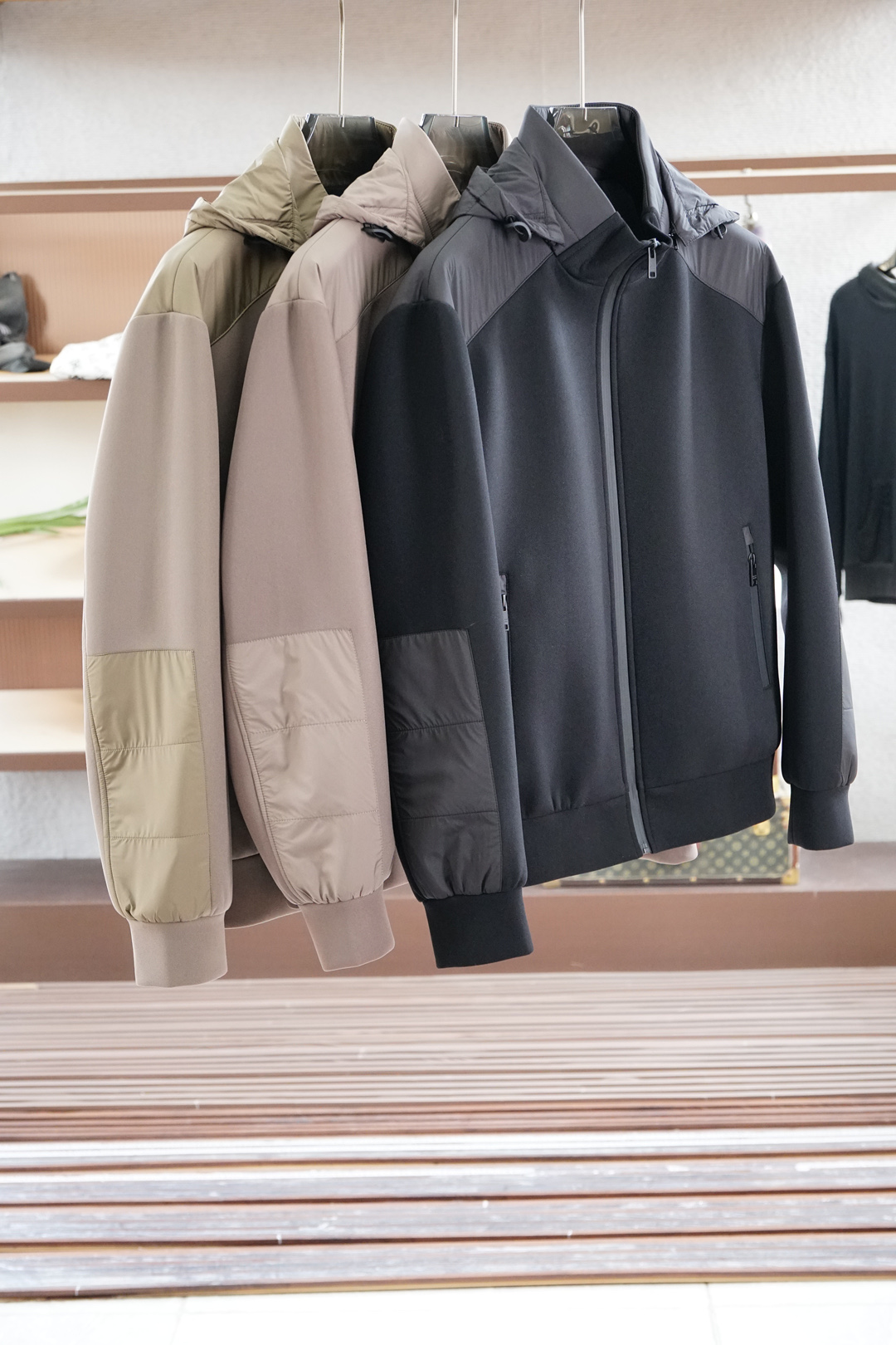 NO:523059,Autumn and Winter New Series # Latest Autumn and Winter Series Two-color splicing jacket Selected high-quality fabrics, with clear weft and weft materials combined with technological plating, bringing windproof, hydrophobic and soft wear. Design-like storage and wearable hats, combined with multiple glue zippers and waterproof storage inner bags, easily solve the trouble of light travel when going out. Fashionable micro-expanded style, multiple computer printed text patterns. The rear cut is spliced, and the upper body is not bloated. It is dedicated to the new 25 autumn and winter fashion works. Color black brown khaki Size M-3XL,, jackets & coats,hats,alexander wang19860909秋冬新款系列# 最新秋冬系列 双色拼接外套外套 精选优质面料,经纬线分明的材质结合科技镀层,带来防风疏水同时柔软穿着的特性.设计感的可收纳戴帽,配合多处压胶拉链及防水收纳内袋,轻松解决出门轻行的烦恼.时尚微扩版型,多重电脑印花文字图案.立裁后片拼接,上身不臃肿,敬献25秋冬时尚新作. 颜色黑色棕色卡其色 尺码M-3XL,,jackets & coats,hats,alexander wang,Men's clothing