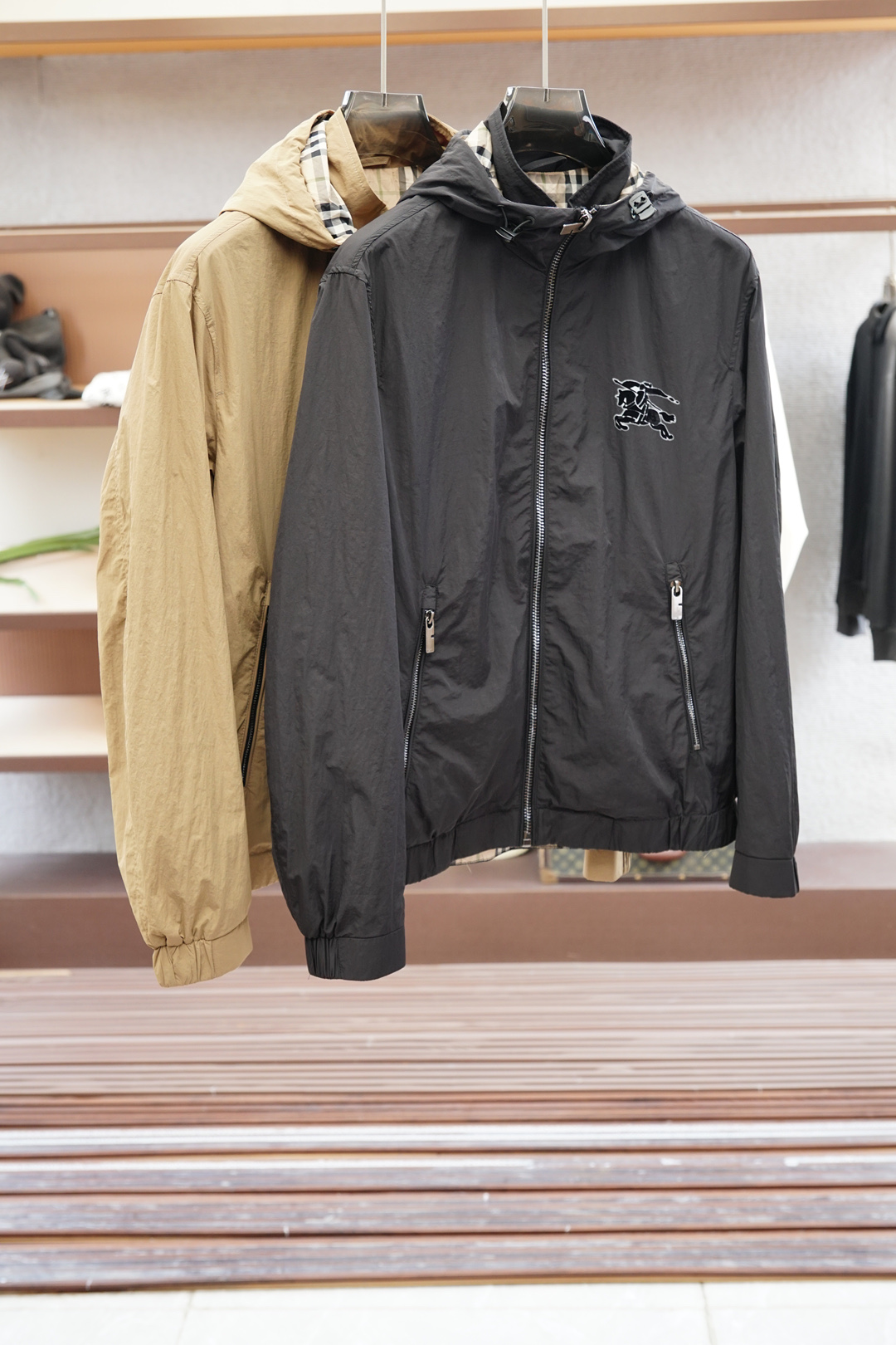 NO:523048,BBR Burberry/Autumn and Winter New Series# Opens new ways to wear autumn and winter outfits, Autumn and Winter New Jackets 2025 latest series, classic polyester fiber material, embroidery pattern on the chest and back, the combination of Italian luxury cutting and top fashion design, the upper body presents a loose and not bloated refreshing effect. Full satin lining, classic bright green contrasting colored edge rollers inside, mature craftsmanship shows the beauty of elegance and delicateness. Customized hollow triangle zipper, spliced ​​elastic threaded hem, low-key and fashionable, within reach. Color black and yellow Size M-3XL, burberry, jackets & coats, alexander wang19860909BBR 巴宝莉/秋冬新款系列# 开启秋冬穿搭新玩法,秋冬新款外套 2025最新系列,经典的聚酯纤维材质,胸前背后刺绣图案斜裁体味意式奢华裁剪与顶尖时尚设计的结合,上身呈现宽松不臃肿的清爽效果.全缎面里布,内里经典亮绿撞色包边滚条,成熟工艺尽显优雅与细腻之美.细节定制镂空三角拉链,拼接弹力螺纹下摆,低调时尚,触手可及. 颜色黑色黄色 尺码M-3XL,,burberry,jackets & coats,alexander wang,Men's clothing