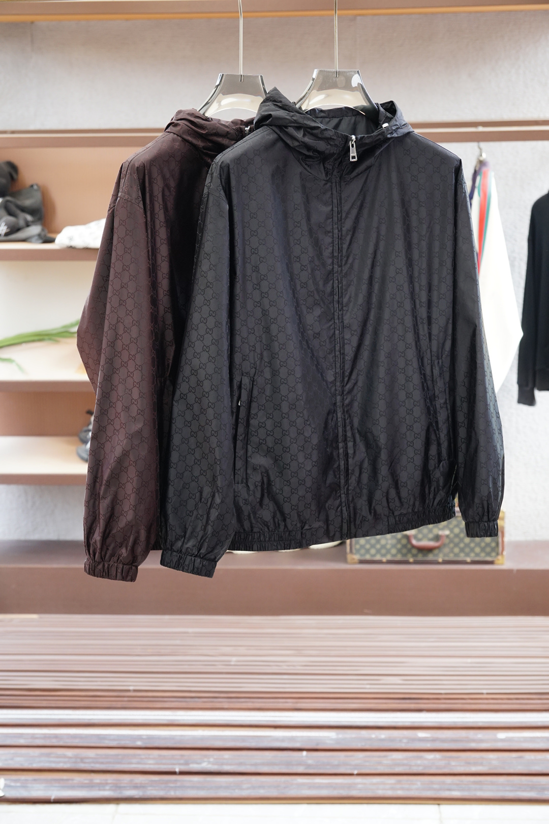 NO:523050,Gucci-2025SS early autumn new product, dark pattern jacquard hooded jacket. Customer-supplied hardware and decorative accessories, the fabric uses double-layer polyester fiber composite fabric, which refers to a fabric composed of a special process. This fabric combines cotton comfort and breathability, and can only be replenished after composite, silky and elastic. The jacquard process is silky and elastic during the weaving process to form patterns through the interweaving of warp and weft lines. Full-print jacquard means that the entire fabric is covered with fine patterns, Monogram printing logo, this process makes the fabric more visually rich and three-dimensional, and also increases the uniqueness and recognition of the product. …………………………………………………………………………………………………………………………………………………………………………………………………………………………………………………………………………………………………………………………………………………………………………………………………………………………………………………………………………………………………………………………………………………………………………………………………………………………………………………………………………………………………………………………………………………………………………………………………………………………………………………………………………………………………………………………………19860909Gucci古奇-2025SS早秋新品 暗纹提花连帽夹克.客供五金装饰辅料,面料采用了双层聚酯纤维复合面料指的是特殊工艺复合而成的一种面料.这种面料结合棉舒适性和透气性,复合后才能还原面料的密度质感,丝滑有弹力,提花工艺在织造过程中通过经纬线的交织形成图案的织造技术.满印提花则意味着整个面料上都布满了精细的图案,Monogram印花标志,这种工艺使得面料在视觉上更加丰富和立体,同时也增加了产品的独特性和辨识度. …………………………………………………… SizeM-X XXL,,,gucci,jackets & coats,hats,alexander wang,Men's clothing