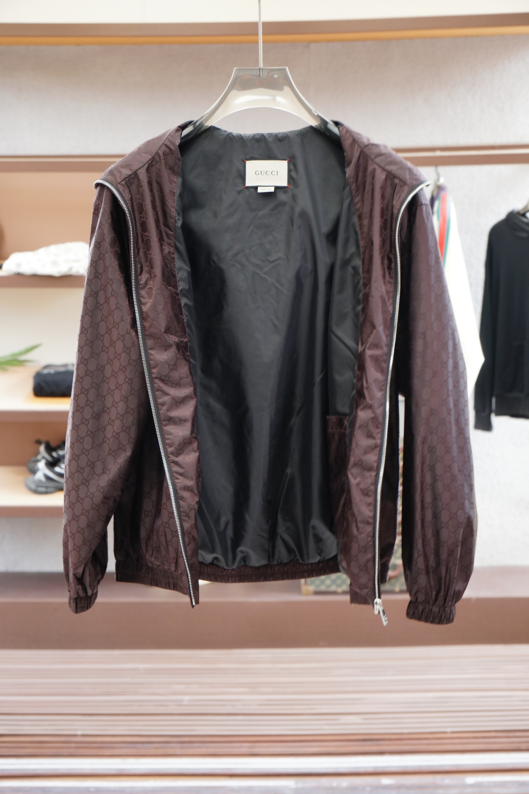 Gucci古奇-2025SS早秋新品暗纹提花连帽夹克。客供五金装饰辅料，面料采用了双层聚酯纤维复合面料指