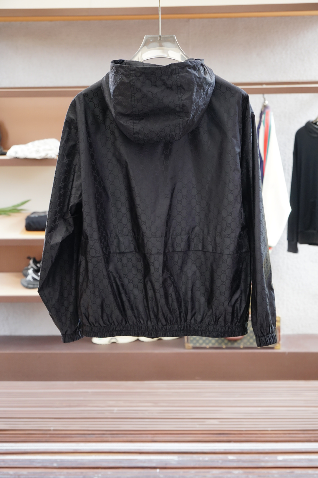 Gucci古奇-2025SS早秋新品暗纹提花连帽夹克。客供五金装饰辅料，面料采用了双层聚酯纤维复合面料指