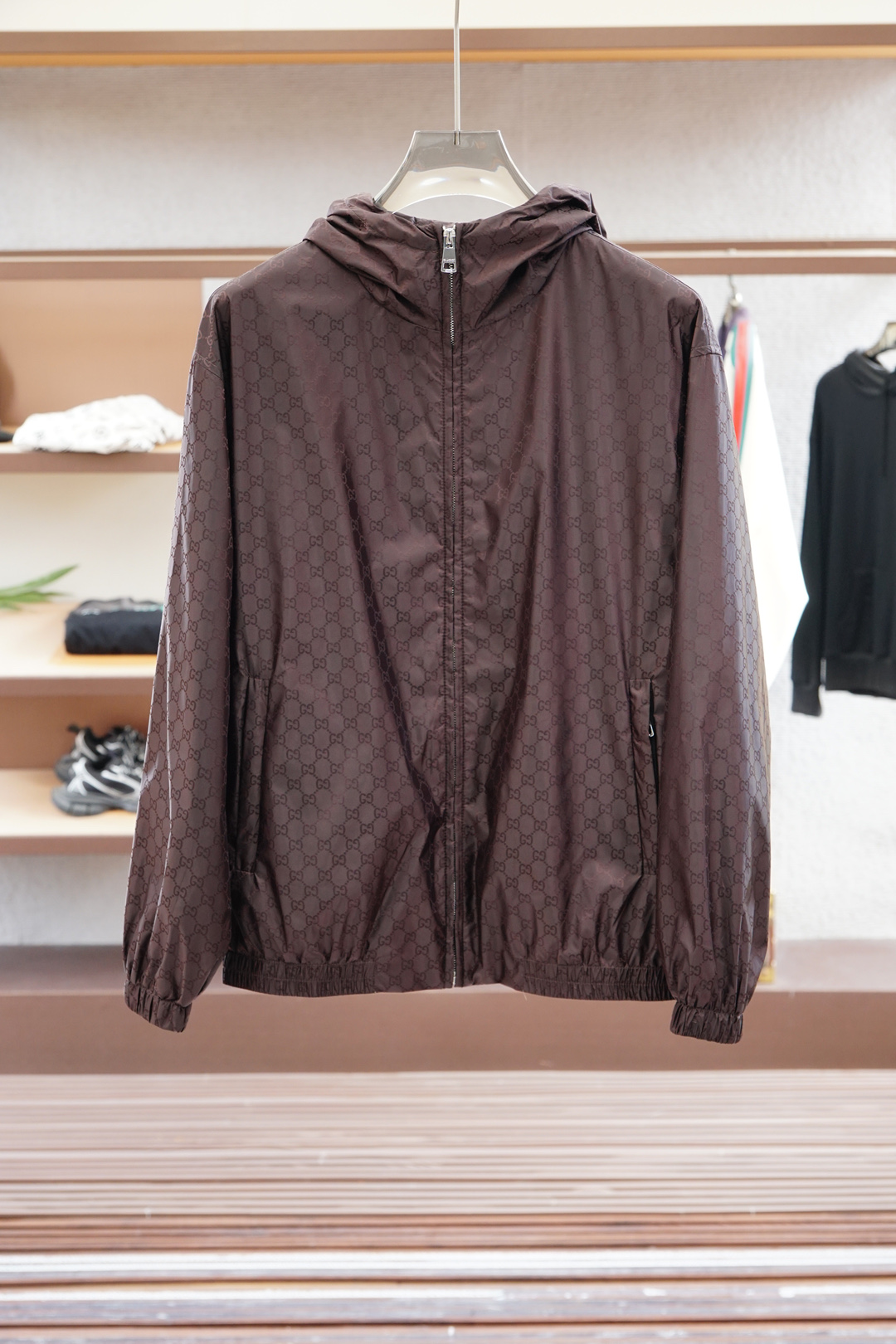 Gucci古奇-2025SS早秋新品暗纹提花连帽夹克。客供五金装饰辅料，面料采用了双层聚酯纤维复合面料指