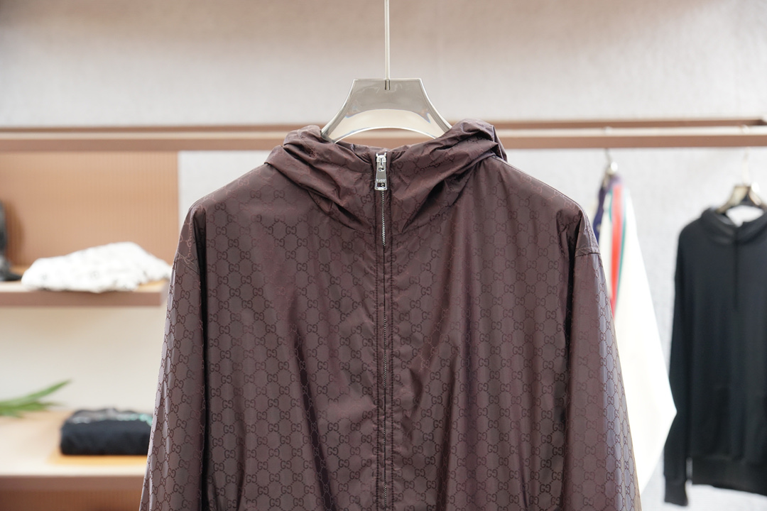 Gucci古奇-2025SS早秋新品暗纹提花连帽夹克。客供五金装饰辅料，面料采用了双层聚酯纤维复合面料指