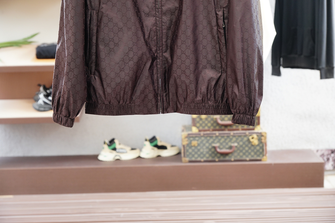 Gucci古奇-2025SS早秋新品暗纹提花连帽夹克。客供五金装饰辅料，面料采用了双层聚酯纤维复合面料指