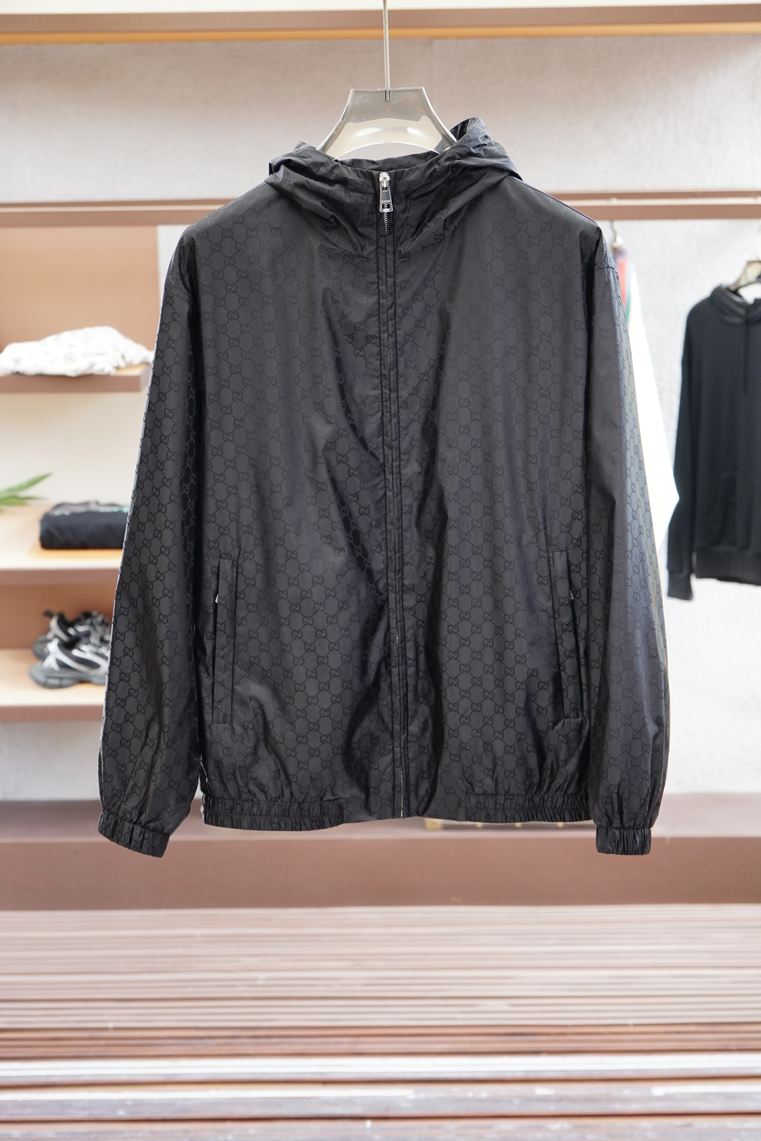 Gucci古奇-2025SS早秋新品暗纹提花连帽夹克。客供五金装饰辅料，面料采用了双层聚酯纤维复合面料指