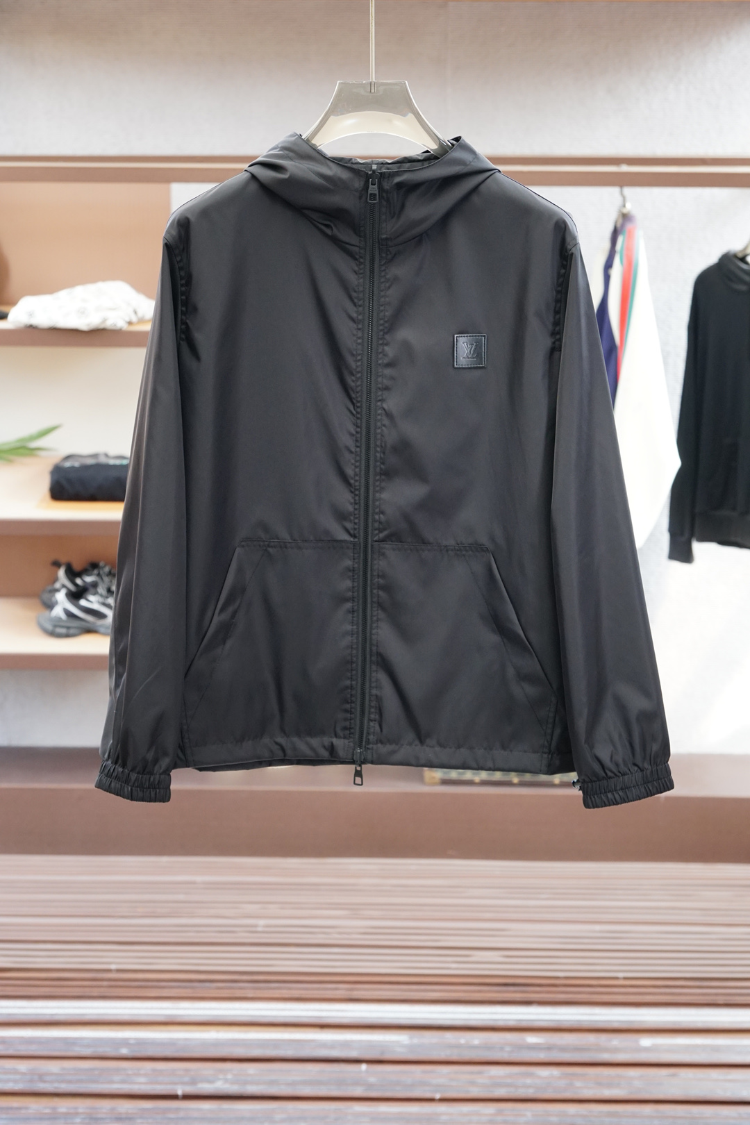 NO:523051,, double-sided jacket, 1.1 high version, product introduction LV Louis Vuitton MONOGRAM printed windproof jacket High-subscription tightly braided structure to block cold air penetration, with water-spray coating on the surface, excellent tear resistance. Polyester fiber lining is suitable for pursuing light and quick drying purposes, but it needs to weigh the balance between breathability and moisture absorption. The pattern is printed directly on the fabric through inkjet, supporting high-resolution complex patterns; the pattern penetrates the fiber inside, and wear resistance is better than surface printing. The inside of the fabric may be composited with microporous coating, which achieves windproof and breathable balance through hot pressing. Laser cutting is used for pockets, breathable zippers and other parts to avoid traditional sutures destroying the integrity of windproof. Three-dimensional cutting and splicing, multi-piece cutting design reduces sports constraints. Waist-closing design, hidden drawstring, balance function and daily wear.,,louis vuitton,louis  vuitton,jackets & coats,jackets & coats,alexander wang19860909、双面外套, 1.1高版本,产品简介 LV 路易威登 MONOGRAM 印花防风夹克 高支数紧密编织结构阻挡冷风渗透,表面附加防泼水涂层,抗撕裂性优异.聚酯纤维内衬适合追求轻便、快干的用途,但需权衡透气与吸湿的平衡. 通过喷墨方式将图案直接打印在面料上,支持高分辨率复杂图案；图案渗透纤维内部,耐磨性优于表面印刷.面料内侧可能复合微孔涂层,通过热压工艺实现防风透气平衡. 激光切割用于口袋、透气拉链等部位,避免传统缝线破坏防风整体性.立体裁剪拼接,多片式裁片设计减少运动束缚.收腰设计、隐藏式抽绳、平衡功能与日常穿搭.,,louis vuitton,louis vuitton,jackets & coats,jackets & coats,alexander wang,Men's clothing