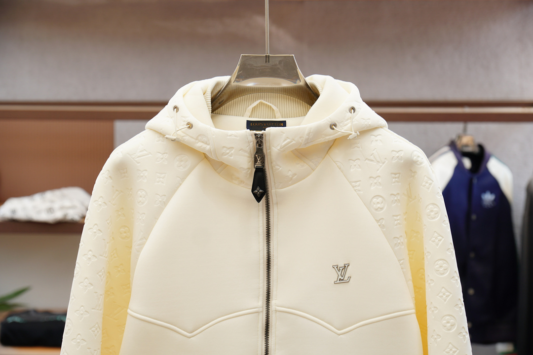 2025秋冬新款系LV 路易威登 25年秋季新款外套定制五金面料进口提花空气层棉，质感光泽垂感更强，品相