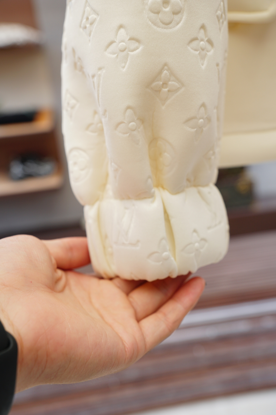 2025秋冬新款系LV 路易威登 25年秋季新款外套定制五金面料进口提花空气层棉，质感光泽垂感更强，品相