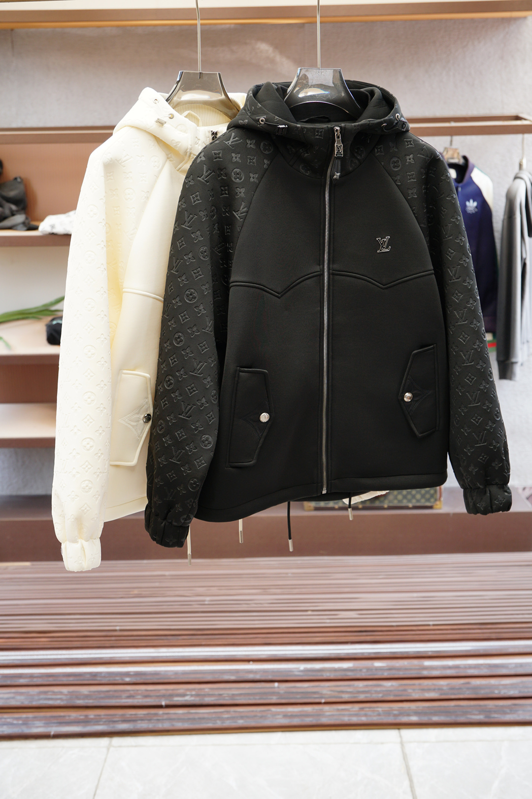 NO:523043,2025 autumn and winter new series LV Louis Vuitton 25-year autumn new jacket Customized hardware imported jacquard air-layer cotton, with stronger texture and shiny drape, high-quality appearance, full of four-leaf clover element letter jacquard pattern, full of old and money-like!  Color black beige code 48-56, louis vuitton,louis vuitton,jackets & coats,alexander wang198609092025秋冬新款系 LV 路易威登 25年秋季新款外套 定制五金面料进口提花空气层棉,质感光泽垂感更强,品相高级,通体满铺四叶草元素字母提花图案,老钱感十足！ 颜色黑色 米白 码数48-56,,louis vuitton,louis vuitton,jackets & coats,alexander wang,Men's clothing