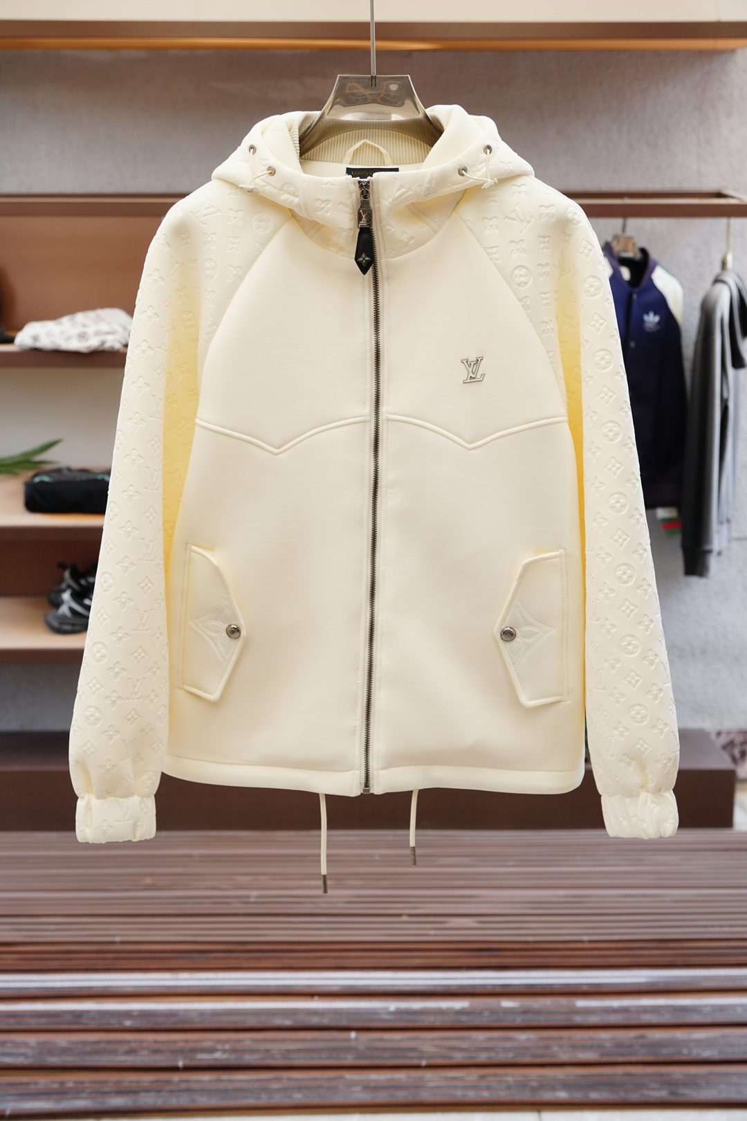 2025秋冬新款系LV 路易威登 25年秋季新款外套定制五金面料进口提花空气层棉，质感光泽垂感更强，品相