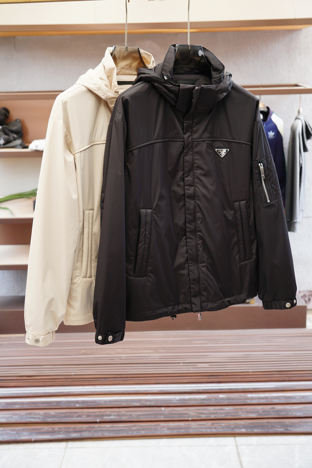 NO:523047,Prada-2025 NEW Autumn and Winter New Product # Gu**i Fall Winter Series Two-color Morning Casual Jacket, spliced ​​hydrophobic coating fabric, soft computer printed lids create a low-key luxury and comfortable wearing feeling. Details are perfectly reflected, copper gu engraving buttons, the latest grass art embroidery on the cuffs, red and green mixed gradient rope buckles, the exquisiteness and three-dimensionality of the details are fully loaded. Color Khaki Black Size M-3XL,,prada,prada, jackets & coats,alexander wang19860909Prada普拉达-2025 NEW 秋冬季新品# Gu**i Fall Winter系列双色上午休闲夹克,拼接疏水涂层面料,柔软电脑印花里布打造低调奢华感与舒适穿着体感.细节完美体现,铜色gu刻字钮扣,袖口最新草体艺术绣花,红绿混色渐变绳扣,细节的精致与立体感拉满. 颜色卡其 黑色 尺码M-3XL,,prada,prada,jackets & coats,alexander wang,Men's clothing