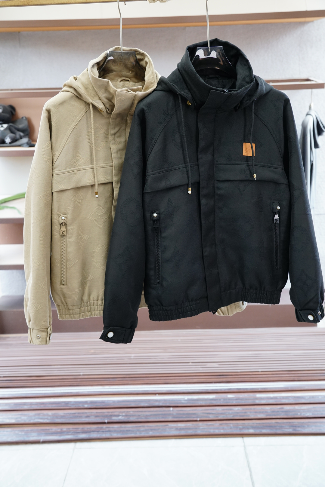 NO:523039,, Lv Luyiweiden - Italian heavy luxury new series hat-wearing jacket 2025 autumn and winter series Lv-Latest removable jacket Refreshing twill fabric, multi-blend fabric, three-dimensional feel and texture with woven, tentacles are smooth and skinny, and the fine texture can effectively prevent wind and water. Removable hat-wearing design, combining the inner standing collar style, light business and casual free switching. Detail craftsmanship, contrasting color suede edging modification, double bright thread cutting and car sewing, contrasting color brand napoli logo, minimalist and quiet luxury. Color grass green black Size M-3XL,,louis vuitton, jackets & coats, jackets & coats,chamois leather,hats,alexander wang19860909、Lv路意威登- 意式重奢新品系列戴帽夹克 2025秋冬系列Lv-最新可拆卸夹克外套 清爽的斜纹织布,多重混纺面料,自带拉毛的立体手感与肌理,触手柔滑有骨感,细密质地能有效防风疏水.可拆卸戴帽设计,结合内里立领风格,轻商与休闲自由切换.细节工艺,撞色麂皮绒包边修饰,双明线砍车衍缝,撞色品牌napoli徽标,极简静奢. 颜色草绿黑色 尺码M-3XL,,louis vuitton,jackets & coats,jackets & coats,chamois leather,hats,alexander wang,Men's clothing