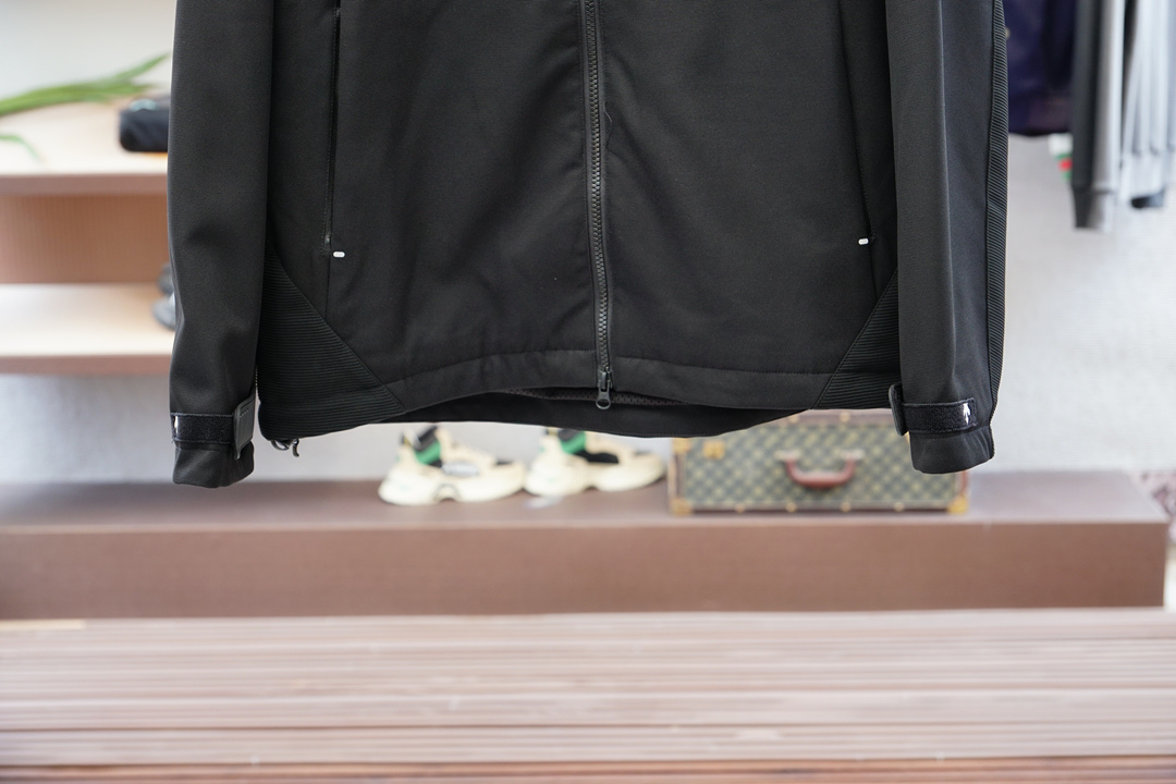 迪桑特-🔴系列戴帽夹克2025秋冬系列最新可拆卸夹克外套清爽的斜纹织布，多重混纺面料，自带拉毛的立体手感