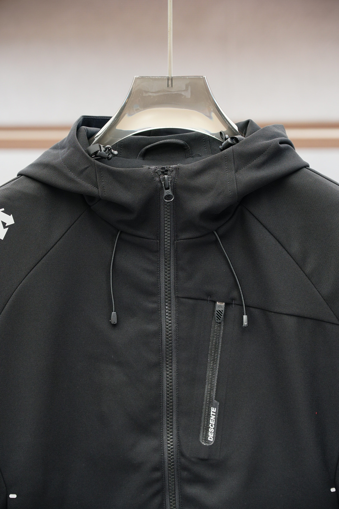 迪桑特-🔴系列戴帽夹克2025秋冬系列最新可拆卸夹克外套清爽的斜纹织布，多重混纺面料，自带拉毛的立体手感