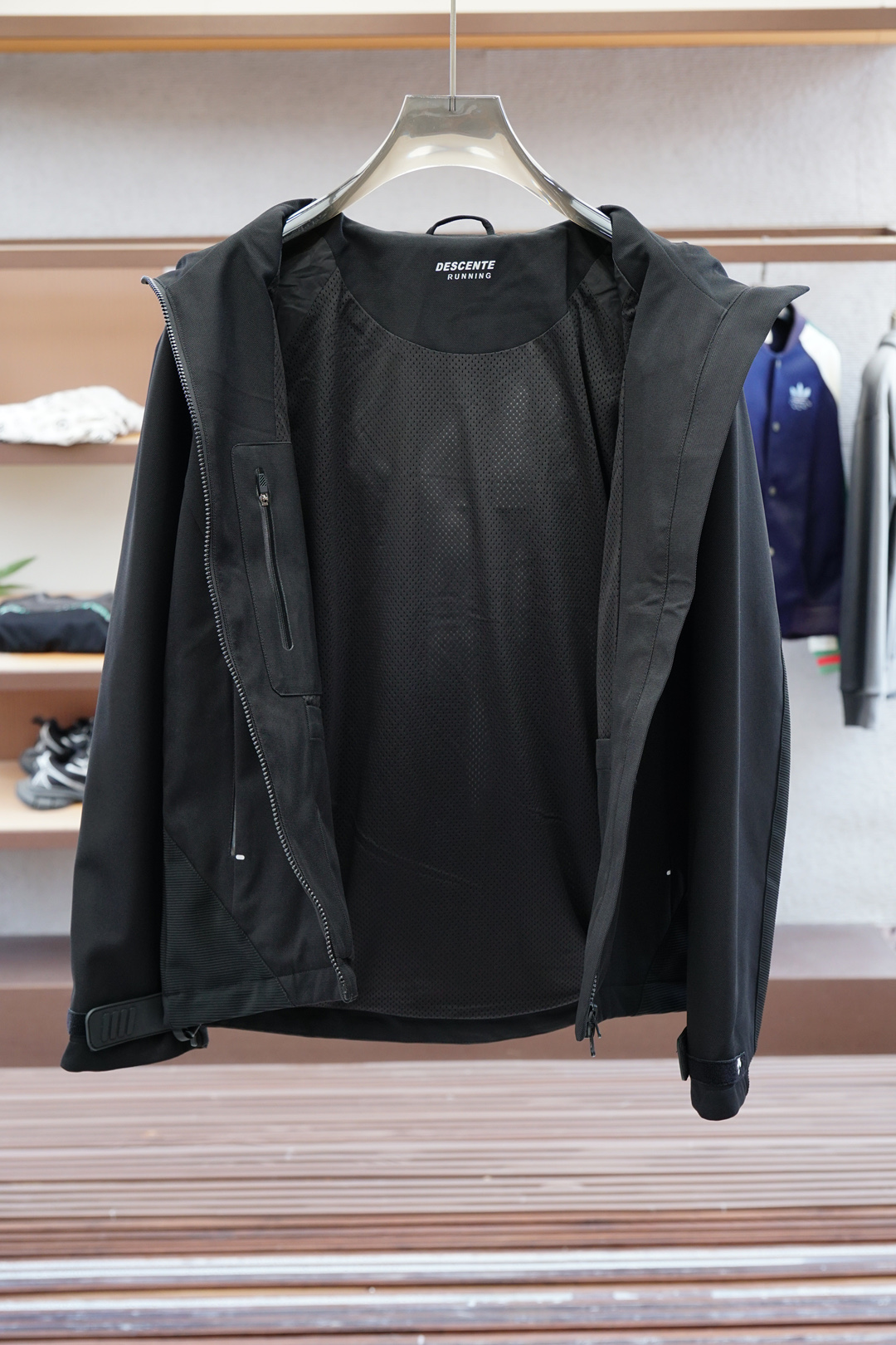 迪桑特-🔴系列戴帽夹克2025秋冬系列最新可拆卸夹克外套清爽的斜纹织布，多重混纺面料，自带拉毛的立体手感