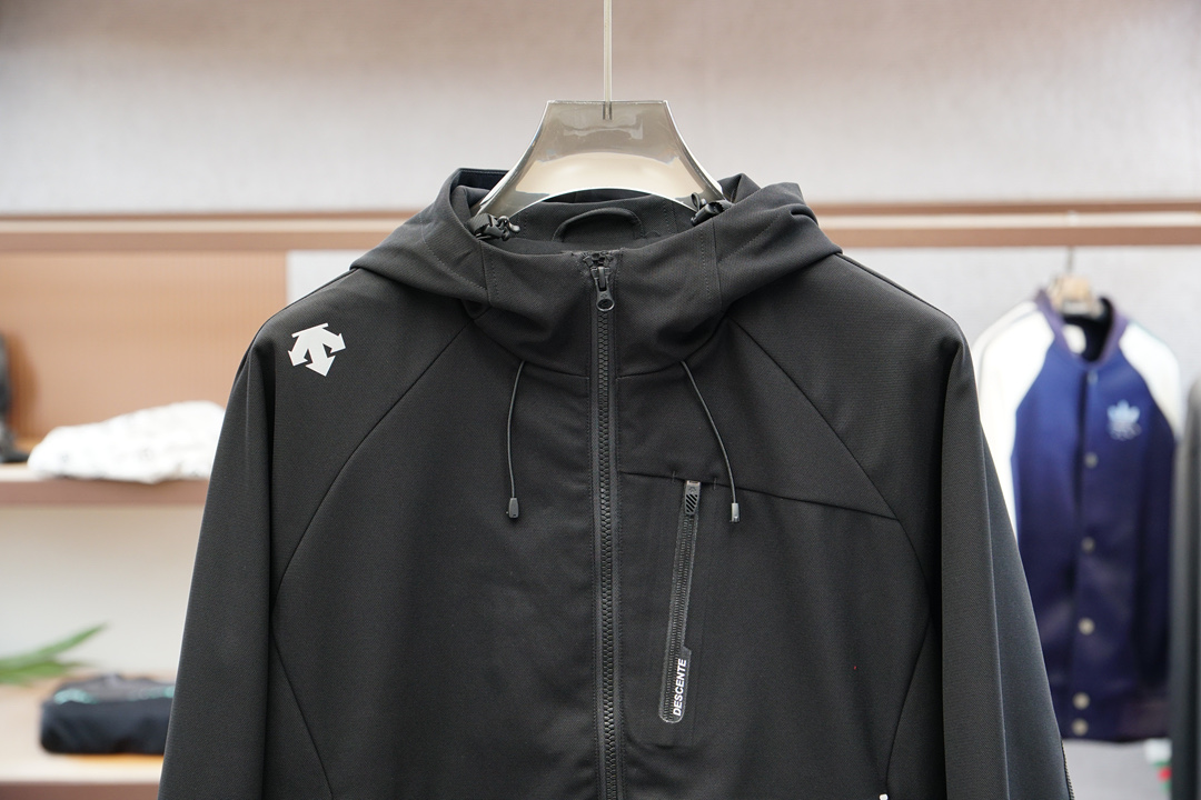 迪桑特-🔴系列戴帽夹克2025秋冬系列最新可拆卸夹克外套清爽的斜纹织布，多重混纺面料，自带拉毛的立体手感