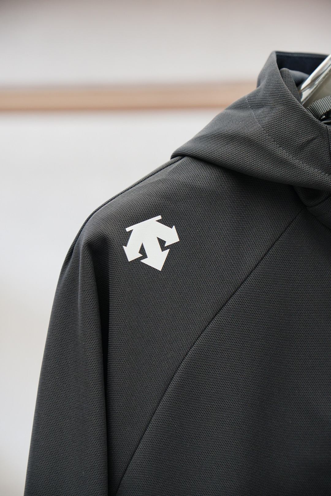 迪桑特-🔴系列戴帽夹克2025秋冬系列最新可拆卸夹克外套清爽的斜纹织布，多重混纺面料，自带拉毛的立体手感