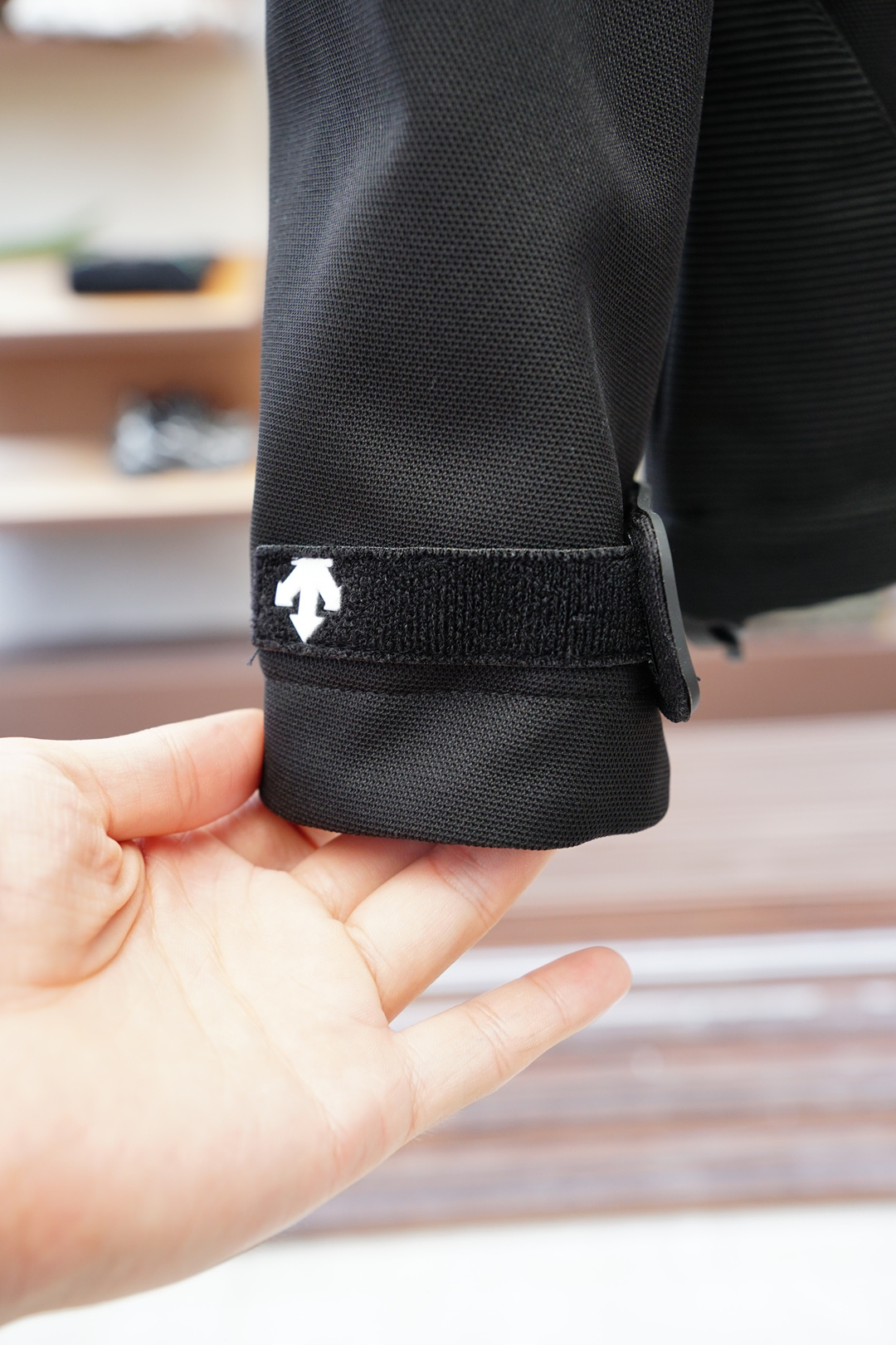 迪桑特-🔴系列戴帽夹克2025秋冬系列最新可拆卸夹克外套清爽的斜纹织布，多重混纺面料，自带拉毛的立体手感