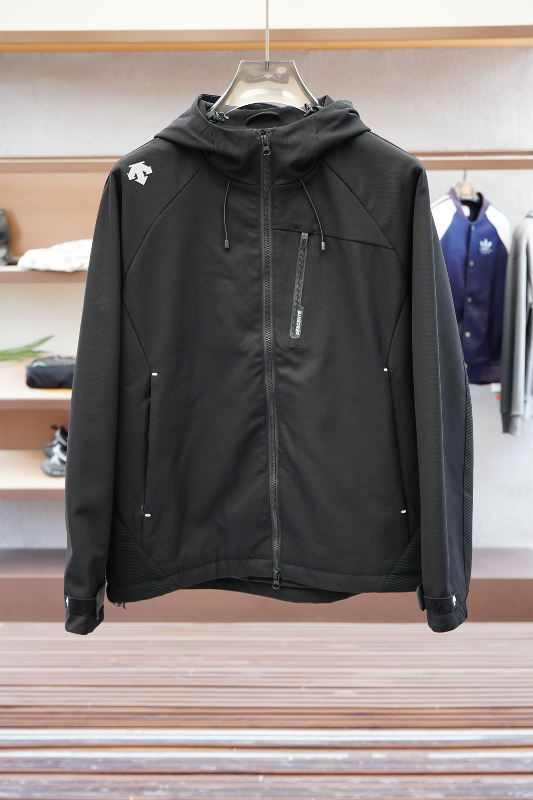 NO:523041,DiSant - Series Hat Jacket 2025 Fall and Winter Series Latest Removable Jacket Jacket Refreshing Twill Cloth, Multi-Blending Fabric, Three-dimensional Hand and Texture with Brushed, Tentacles are smooth and skinny, and the fine texture can effectively prevent wind and water. Removable Hat Design, combining the inner standing collar style, light business and casual free switching. Detail craftsmanship, contrasting color suede edging modification, double bright thread cutting and slit, contrasting color brand napoli logo, minimalist and quiet. Color black Size M-3XL,, jackets & coats, jackets & coats,chamois leather,hats,alexander wang19860909迪桑特-系列戴帽夹克 2025秋冬系列最新可拆卸夹克外套 清爽的斜纹织布,多重混纺面料,自带拉毛的立体手感与肌理,触手柔滑有骨感,细密质地能有效防风疏水.可拆卸戴帽设计,结合内里立领风格,轻商与休闲自由切换.细节工艺,撞色麂皮绒包边修饰,双明线砍车衍缝,撞色品牌napoli徽标,极简静奢. 颜色黑色 尺码M-3XL,,jackets & coats,jackets & coats,chamois leather,hats,alexander wang,Men's clothing