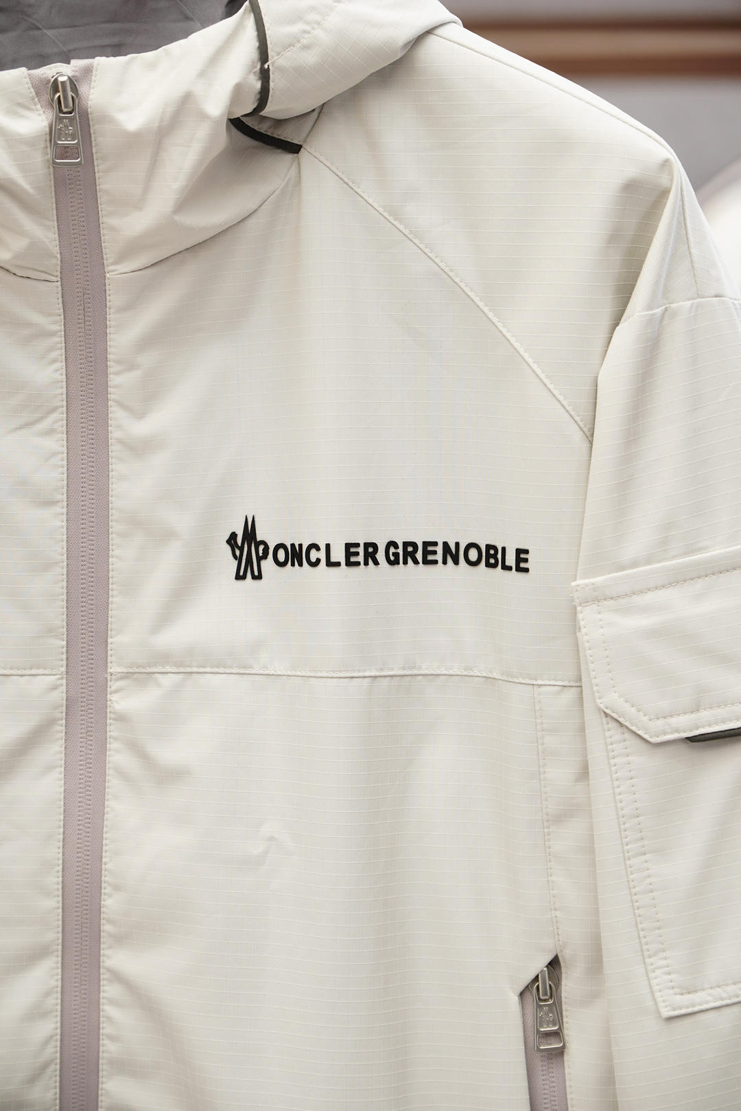 蒙口/2025年秋冬最新款专柜官网同步上新！Mon2025 最新立裁戴帽外套经典的 黑色/灰白双色外套。