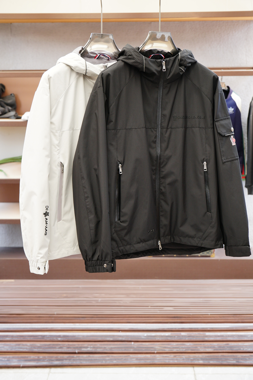 NO:523044,The official website of the latest Autumn and Winter 2025 Autumn and Winter is launched simultaneously!  Mon2025 latest vertical hat-wearing jacket classic black/gray-white two-color jacket. Fully-pressed plastic-sealed zipper layer to ensure the changing rain and windproof needs of autumn and winter seasons. The frenoble offset logo combines the latest hollow metal ring design style to bring professionalism and fashion to outdoor skiing. Detailed mesh breathable lining, pockets and hem edges contrasting splicing, combined with adjustable drawstring hem, taking into account the fashion and sports style of fashion. Color black gray and white Size M-3XL, Moncler, jackets & coats,hats,alexander wang19860909蒙口/2025年秋冬最新款专柜官网同步上新！ Mon2025 最新立裁戴帽外套 经典的 黑色/灰白双色外套.全压胶塑封拉链层,保证秋冬季季节变换的防雨防风需求.frenoble胶印标识结合最新镂空金属圆环设计风格,带来户外滑雪运动的专业感与时尚度.细节网眼透气里布,口袋、下摆包边撞色拼接,结合可调节抽绳下摆,兼顾时尚与运动的City潮范. 颜色黑色 灰白 尺码M-3XL,,Moncler,jackets & coats,hats,alexander wang,Men's clothing