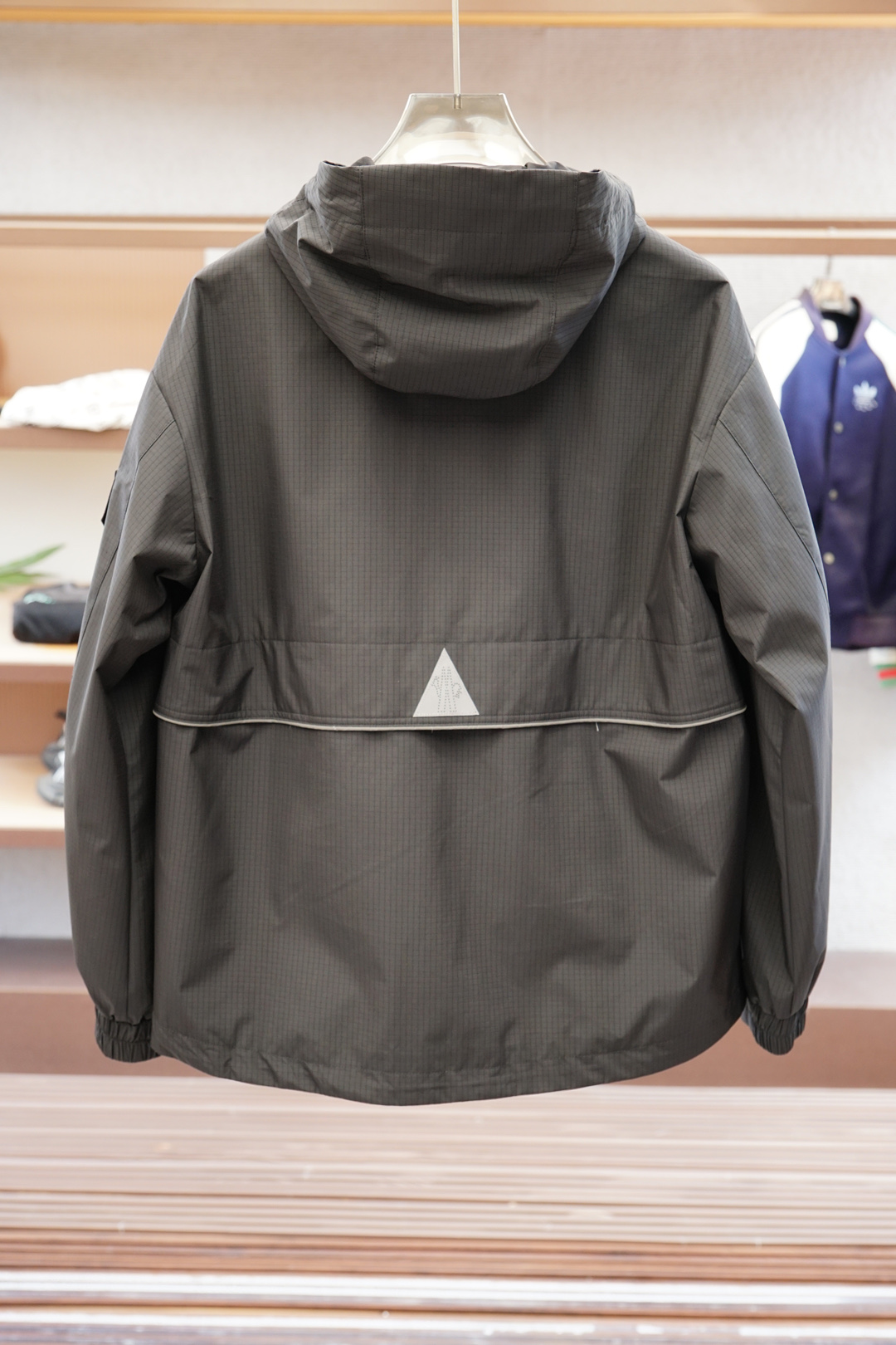 蒙口/2025年秋冬最新款专柜官网同步上新！Mon2025 最新立裁戴帽外套经典的 黑色/灰白双色外套。