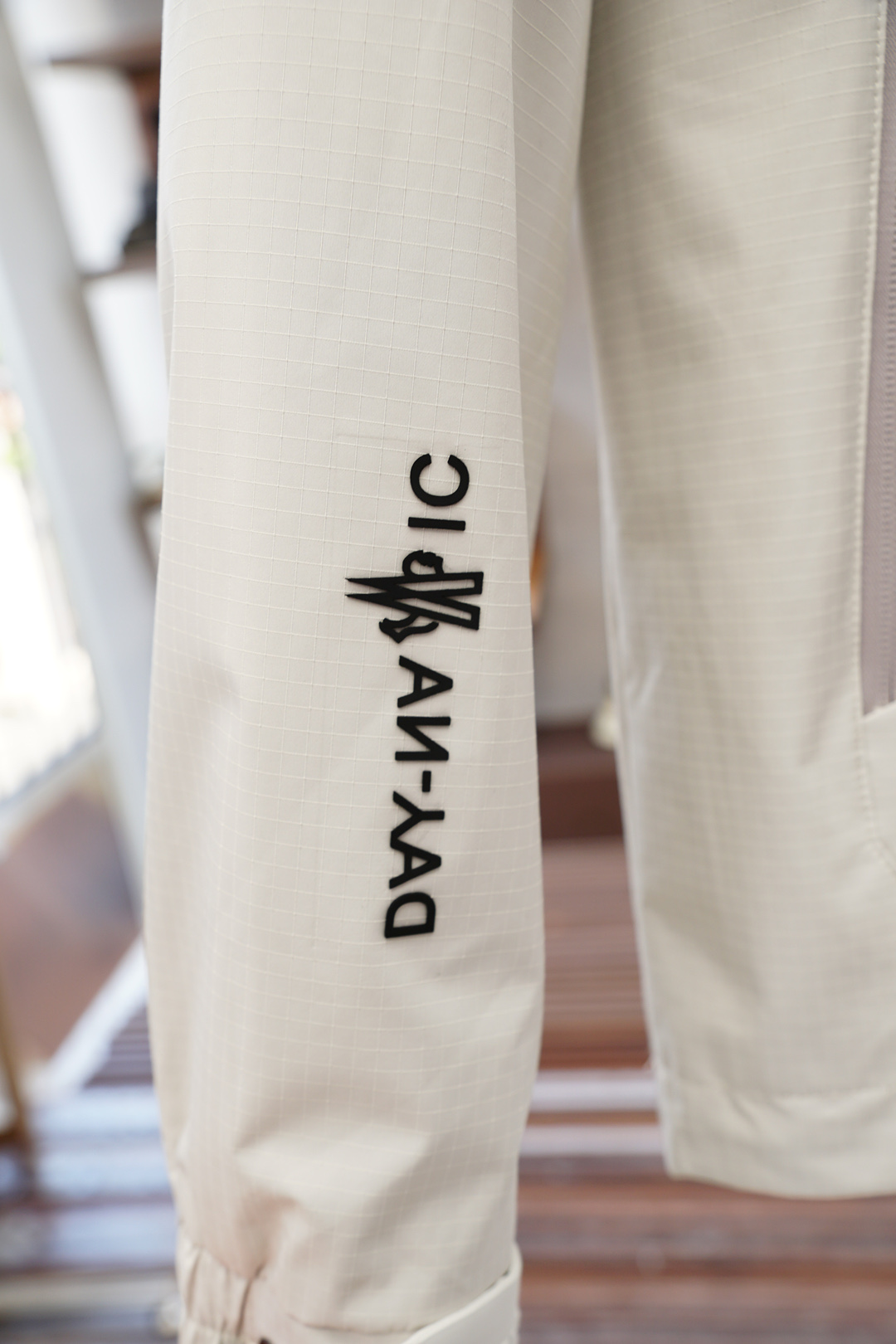 蒙口/2025年秋冬最新款专柜官网同步上新！Mon2025 最新立裁戴帽外套经典的 黑色/灰白双色外套。