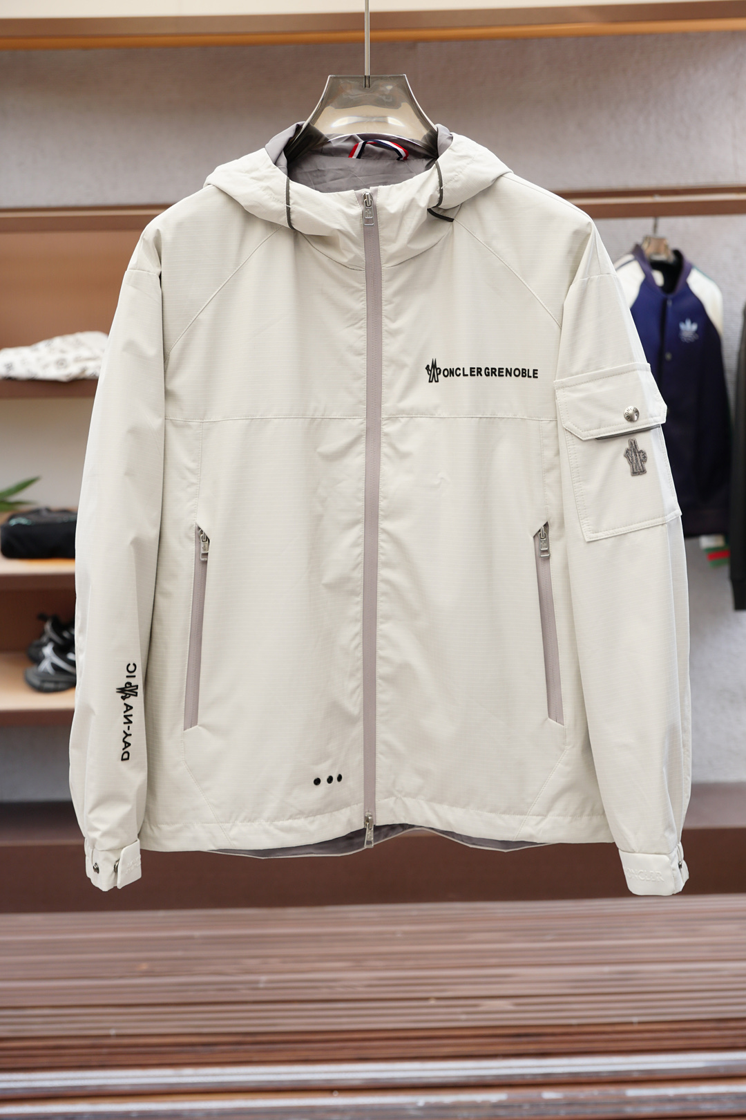 蒙口/2025年秋冬最新款专柜官网同步上新！Mon2025 最新立裁戴帽外套经典的 黑色/灰白双色外套。