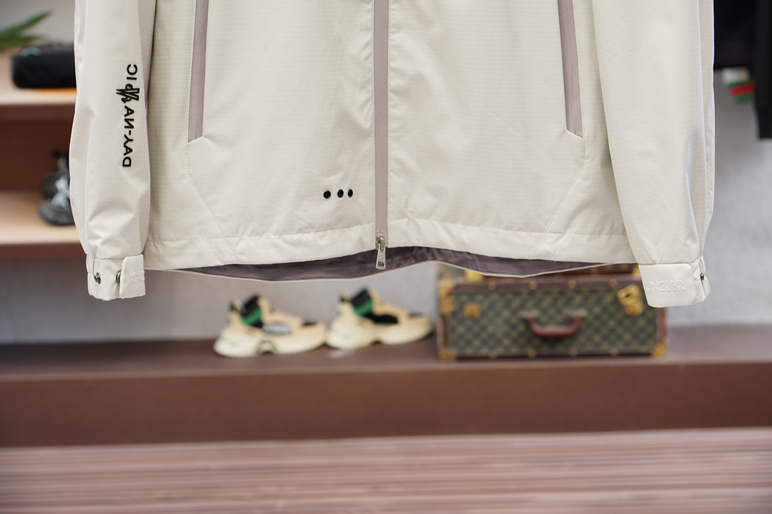 蒙口/2025年秋冬最新款专柜官网同步上新！Mon2025 最新立裁戴帽外套经典的 黑色/灰白双色外套。