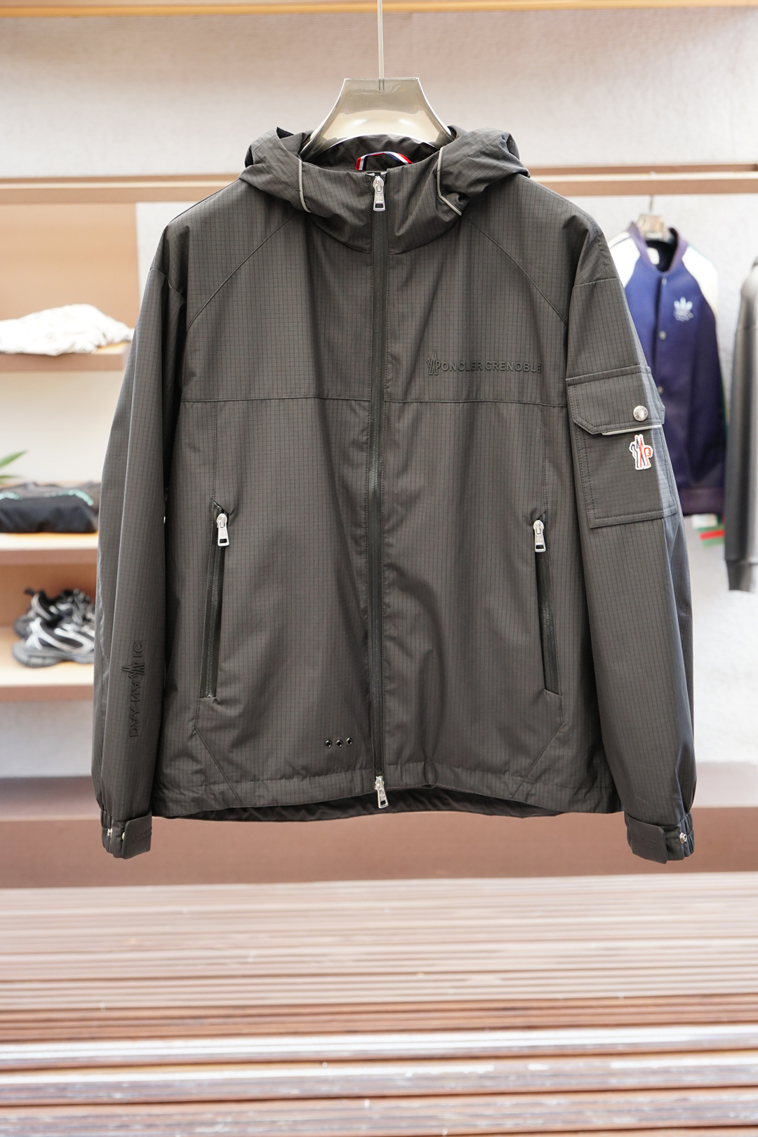 蒙口/2025年秋冬最新款专柜官网同步上新！Mon2025 最新立裁戴帽外套经典的 黑色/灰白双色外套。