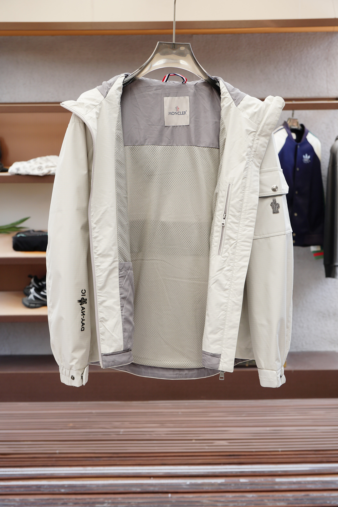 蒙口/2025年秋冬最新款专柜官网同步上新！Mon2025 最新立裁戴帽外套经典的 黑色/灰白双色外套。