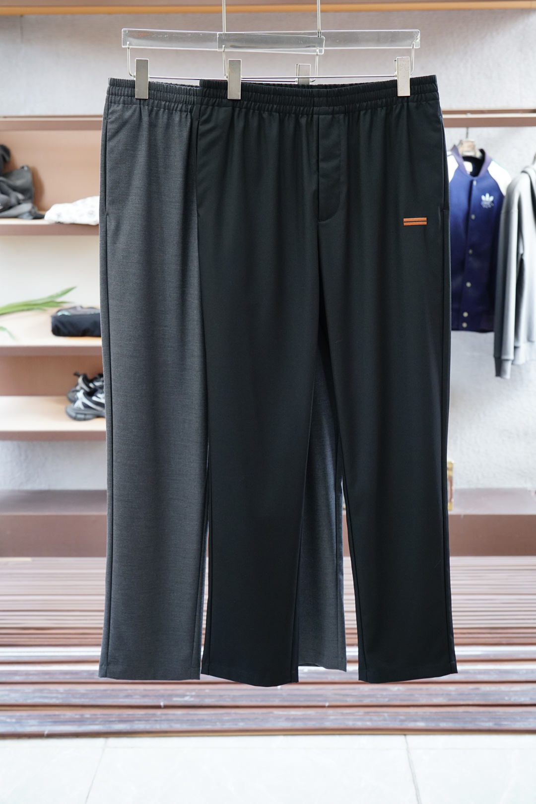 NO:523061,2025 autumn and winter men's casual pants, fine cotton and spandex fabric casual pants, the latest top body style is invincible!  This pants are very versatile, elastic waist, and can be worn for daily work. They are the perfect combination of fashionable and casual and outdoor sports, so whether you wear them normally or outdoors, they are your best choice. Extreme comfort and quick sweating are the most popular key points, improving the comfort of wearing and suitable for aerobics and trail running conditions. This style is a running casual pants with an extremely wide range of applications, allowing you to naturally maintain a love for sports in summer, or you can wear them in casual life. Size M-3XL, color black gray, alexander wang198609092025 秋冬男士休闲裤 细棉加氨纶面料休闲裤,最新款上身版型无敌正！ 绝对可以闭眼收的一款 此款裤子非常百搭,弹力腰围,日常上班 户外运动都可以穿着,是时尚休闲与户外运动的完美结合,所以无论您平时穿或者户外穿都是您的最佳选择. 极致舒适和快速排汗是备受青睐的重点,提升穿着舒适度,适合有氧运动和越野跑条件下穿着,此款是一件适用范围极其广泛的跑步休闲裤,让你在夏天自然可以保持对运动热爱,也可以在休闲生活中穿着 尺码M-3XL, 颜色黑色灰色,,alexander wang,Men's clothing