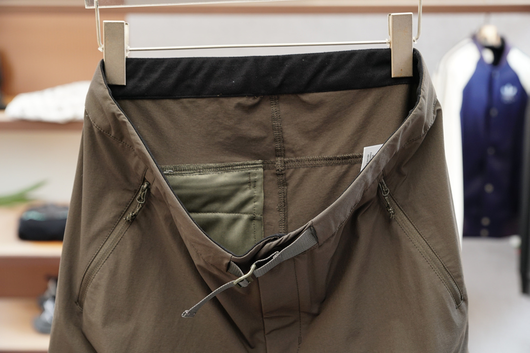 加拿大鹅-🆕时尚工装机能风，Canada经典双色运动卫裤2025 fall winter秋冬新款极具辨识