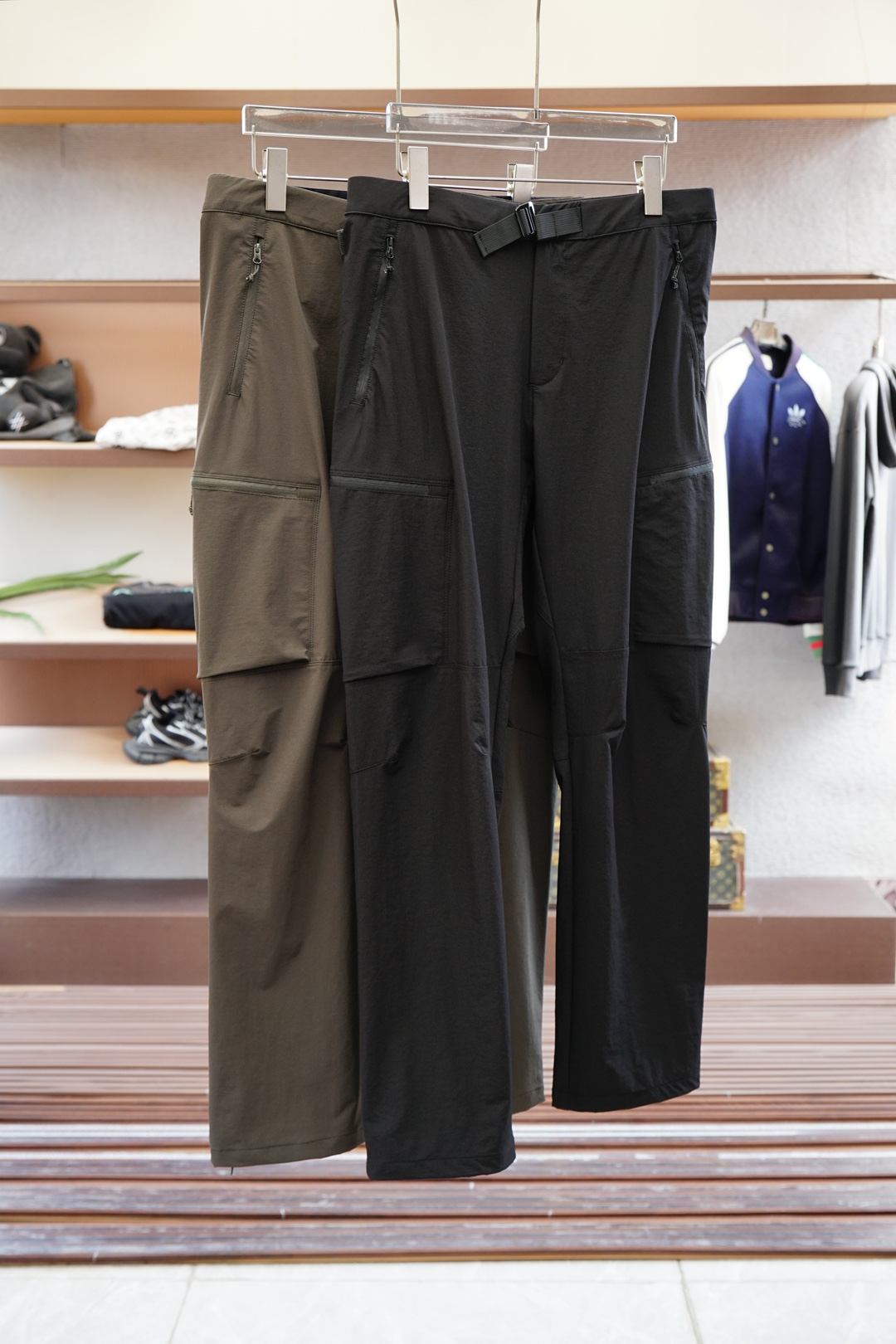 NO:523054,Canada Goose - Fashionable tooling and functional style, Canada's classic two-color sports trousers 2025 fall winter new style. A highly recognizable appearance, multi-pocket design adds layering to the overall shape, while also being practical. Easy to store, pursue fashion without sacrificing convenience. Selected 67 recycled nylon, 25 Lachar, 8 elastic filament blend, the inner body is comfortable and loose, the outer material has its own hydrophobic function, meeting the needs of multiple scenes. Loose straight-fitting style, adjustable waist buckle, combined with the sports function concept of Daego's brand, bringing a unique dressing style. Color grass green, black Size M-2XL #00503,,alexander wang19860909加拿大鹅-时尚工装机能风,Canada经典双色运动卫裤 2025 fall winter秋冬新款 极具辨识度的外观,多口袋设计为整体造型增添层次感,同时兼具实用性.轻松收纳,追求时尚的同时不需牺牲便利性.精选67再生尼龙,25拉夏尔,8弹力蛋白丝混纺,内里贴身穿着舒适宽松,外料自带疏水机能,满足多场景需求.宽松直筒版型,调节腰扣,结合大鹅本牌的运动功能理念,带来别具一格的穿搭风格 颜色草绿 黑色 尺码M-2XL #00503,,alexander wang,Men's clothing